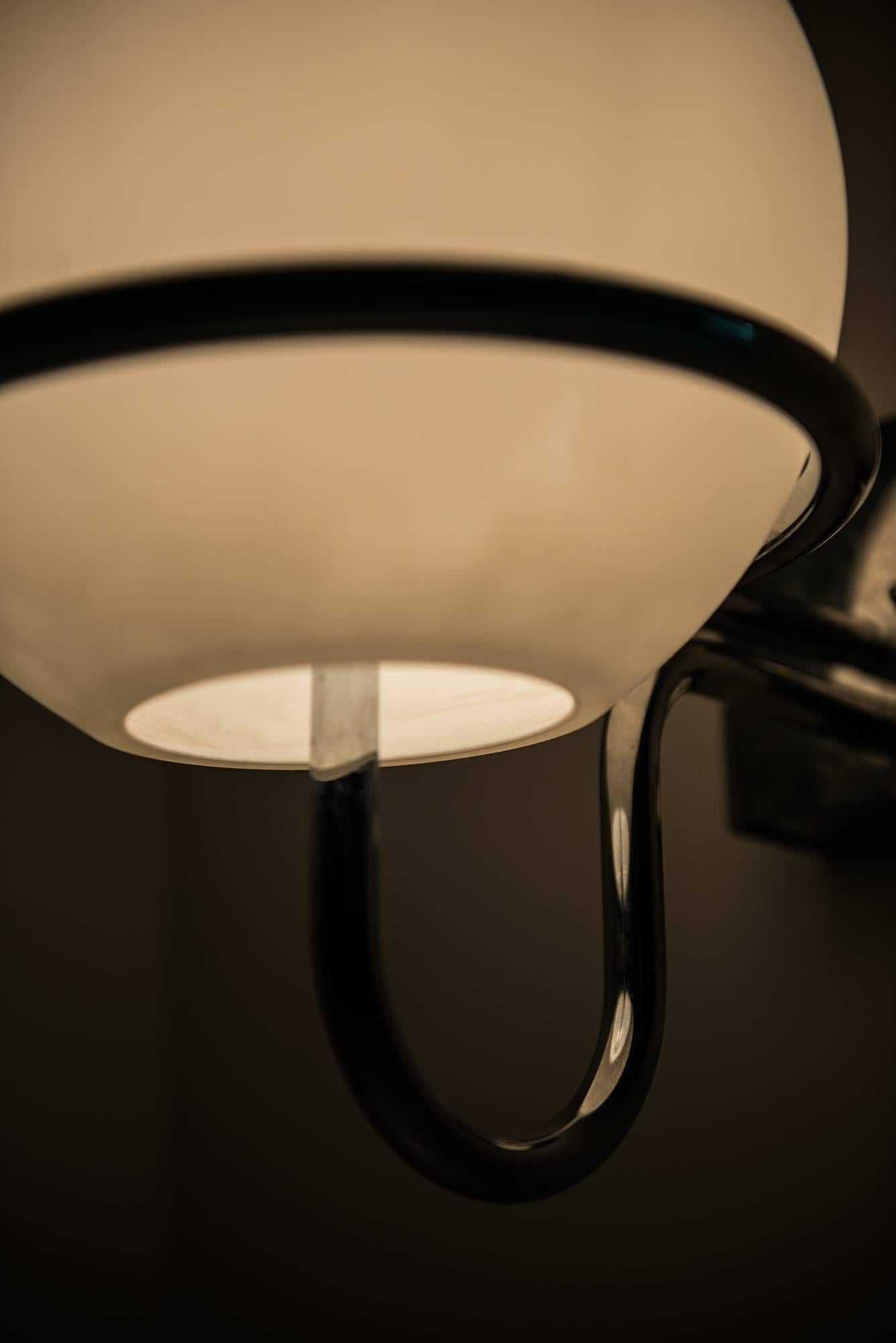 Hans-Agne Jakobsson - Grande quantité de lampes murales en chrome et verre opale en vente 1