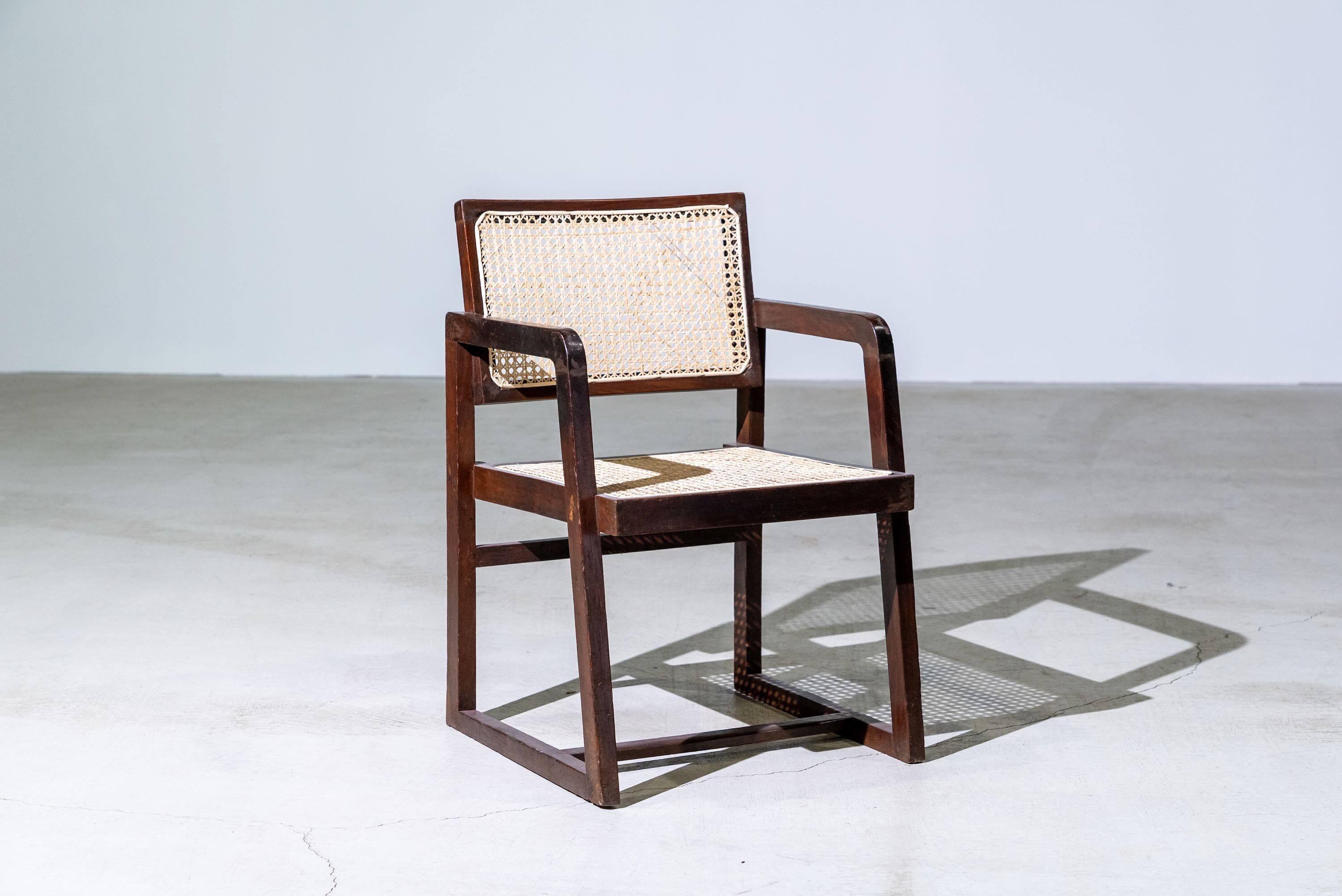 Une authentique pièce du milieu du siècle provenant de la légendaire commission Chandigarh de Pierre Jeanneret. Structure en teck avec assise et dossier en bambou tressé à la main.