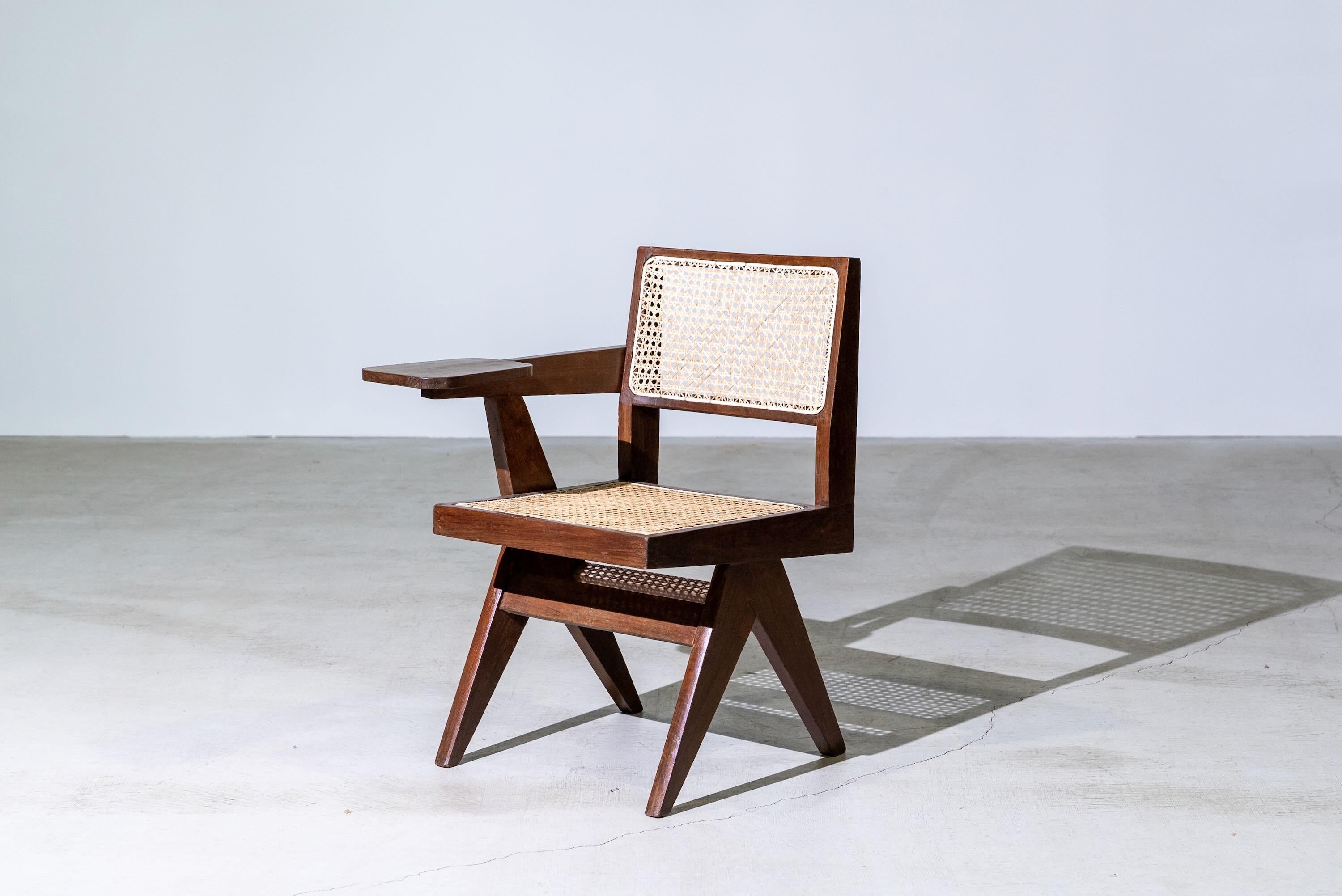 Une authentique pièce du milieu du siècle provenant de la légendaire commission Chandigarh de Pierre Jeanneret. Structure en teck avec assise et dossier en bambou tressé à la main.