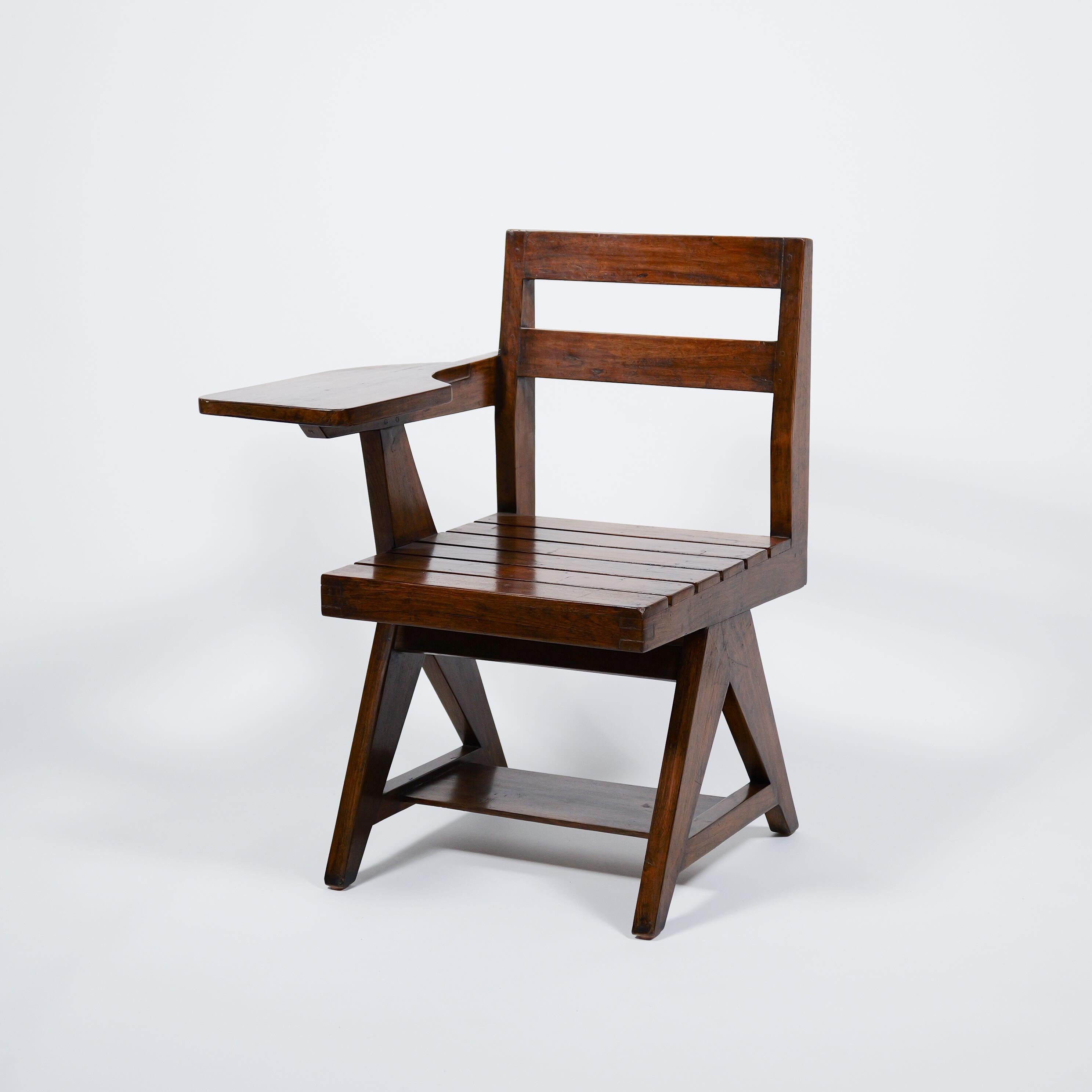 Une authentique pièce du milieu du siècle provenant de la légendaire commission Chandigarh de Pierre Jeanneret. Cadre en teck.