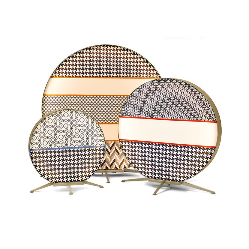 Die kühne und skulpturale Contardi Babu Textile Large Outdoor Lamp ist ein auffallendes Designerstück, das von Massimiliano Raggi entworfen wurde. Diese für den Außenbereich geeignete Stehleuchte mit Schutzart IP65 verfügt über einen innovativen