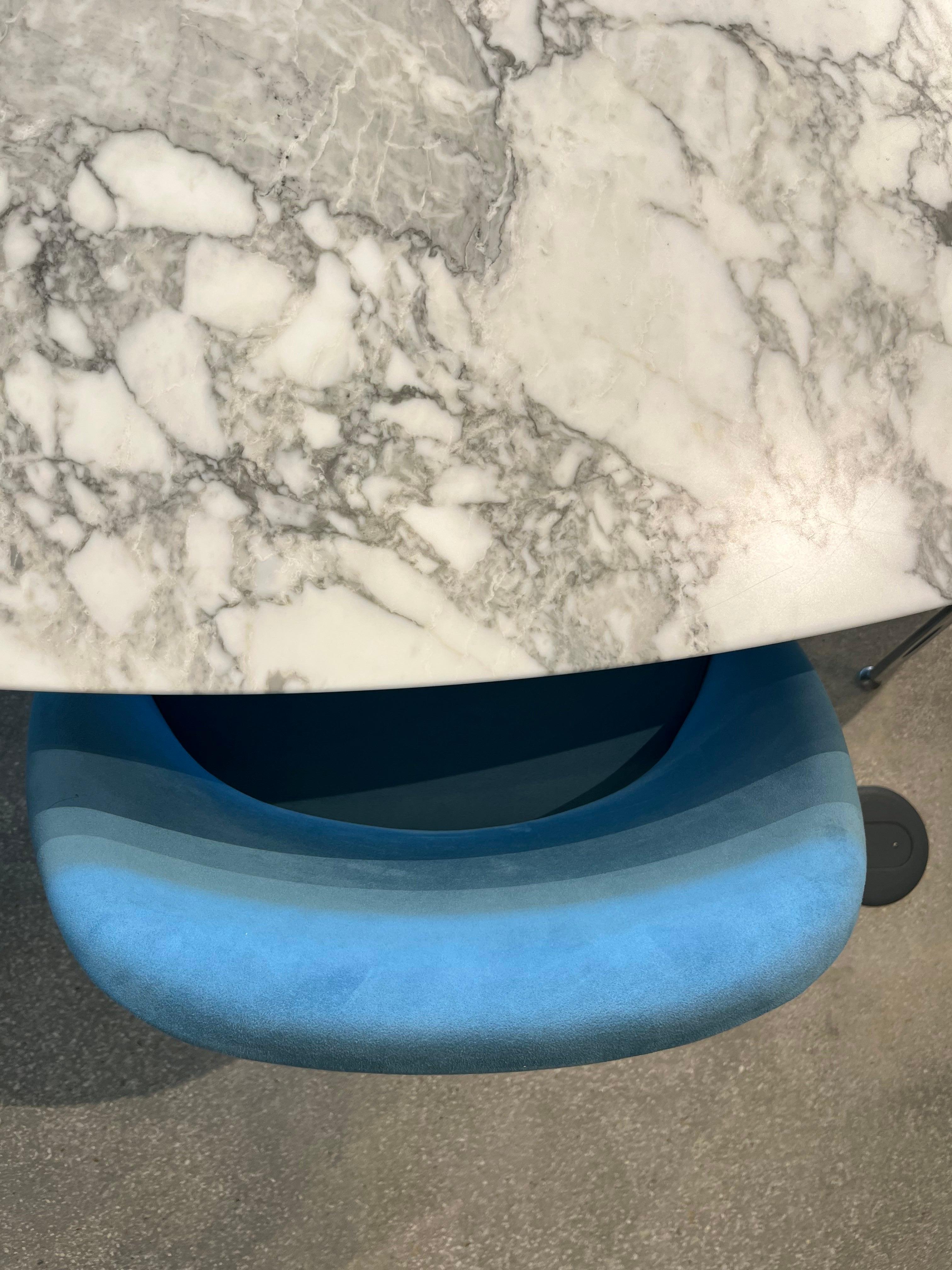 Knoll Saarinen Pedestal Table Dining Set with Saarinen Executive Dining Chairs In Excellent Condition For Sale In Miami, FL