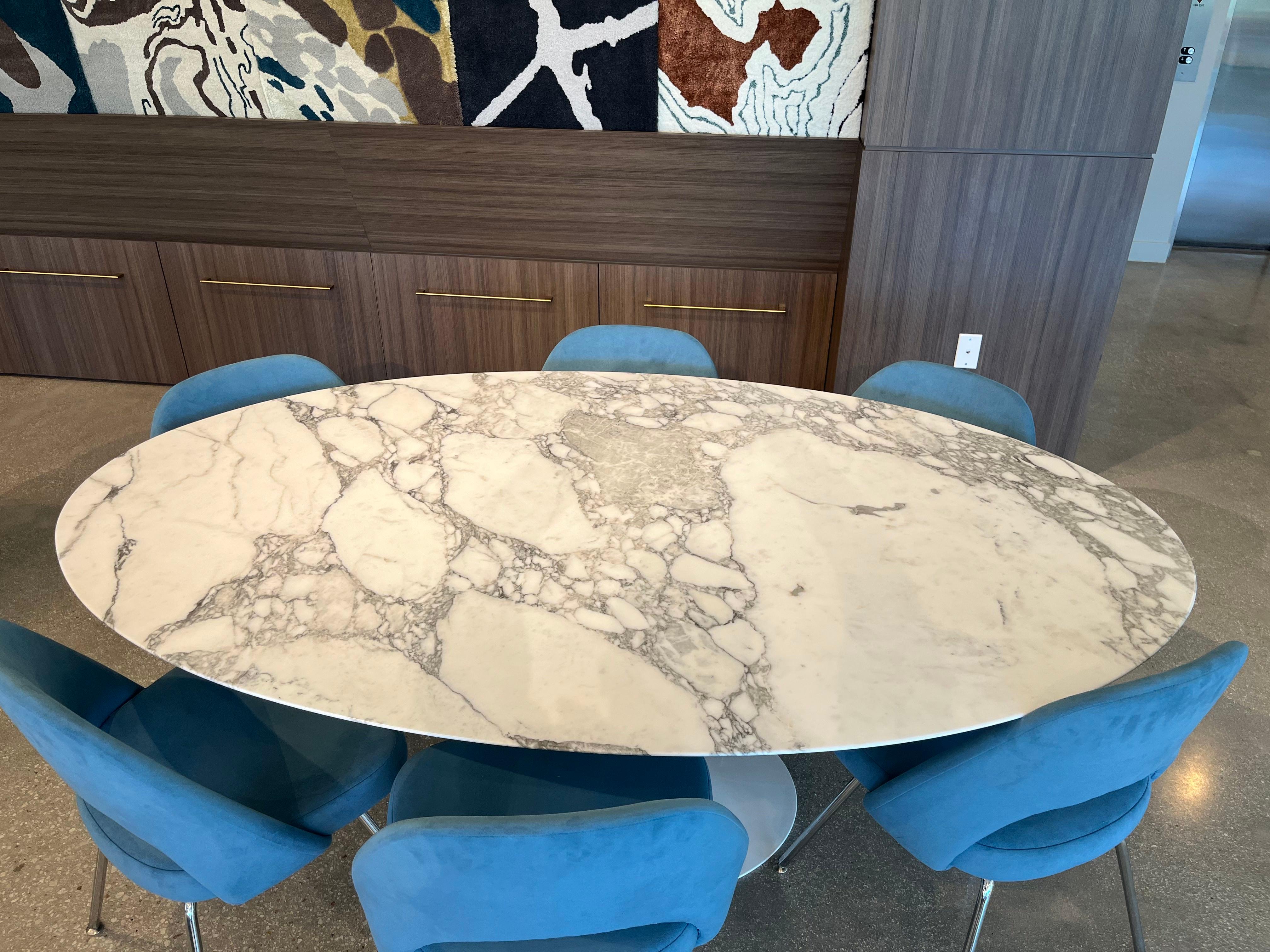 Mid-Century Modern Knoll Saarinen Pedestal Table Dining Set with Saarinen Executive Dining Chairs For Sale