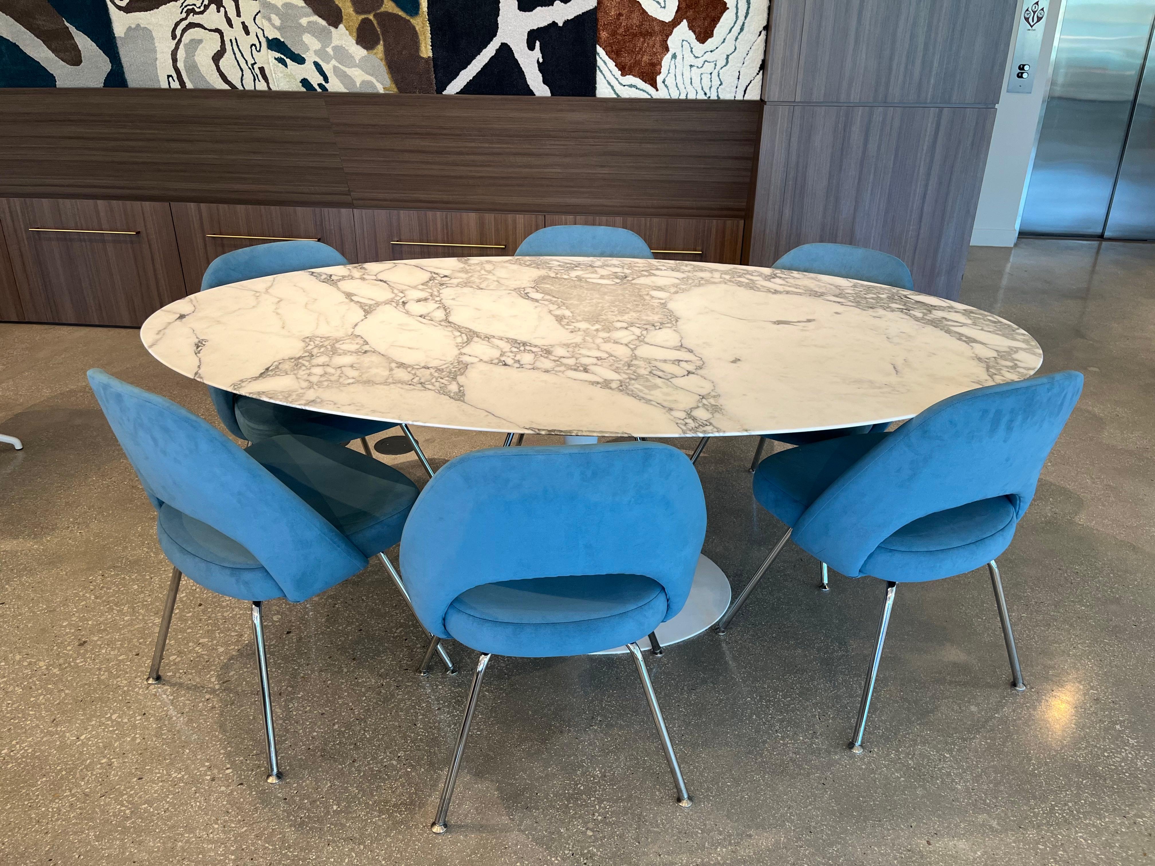 This brand new, never used Knoll Saarinen Dining Set is an authentic original, showcasing the timeless elegance of Eero Saarinen’s iconic mid-century design. A sculptural and streamlined ensemble, this set includes one oval pedestal dining table and