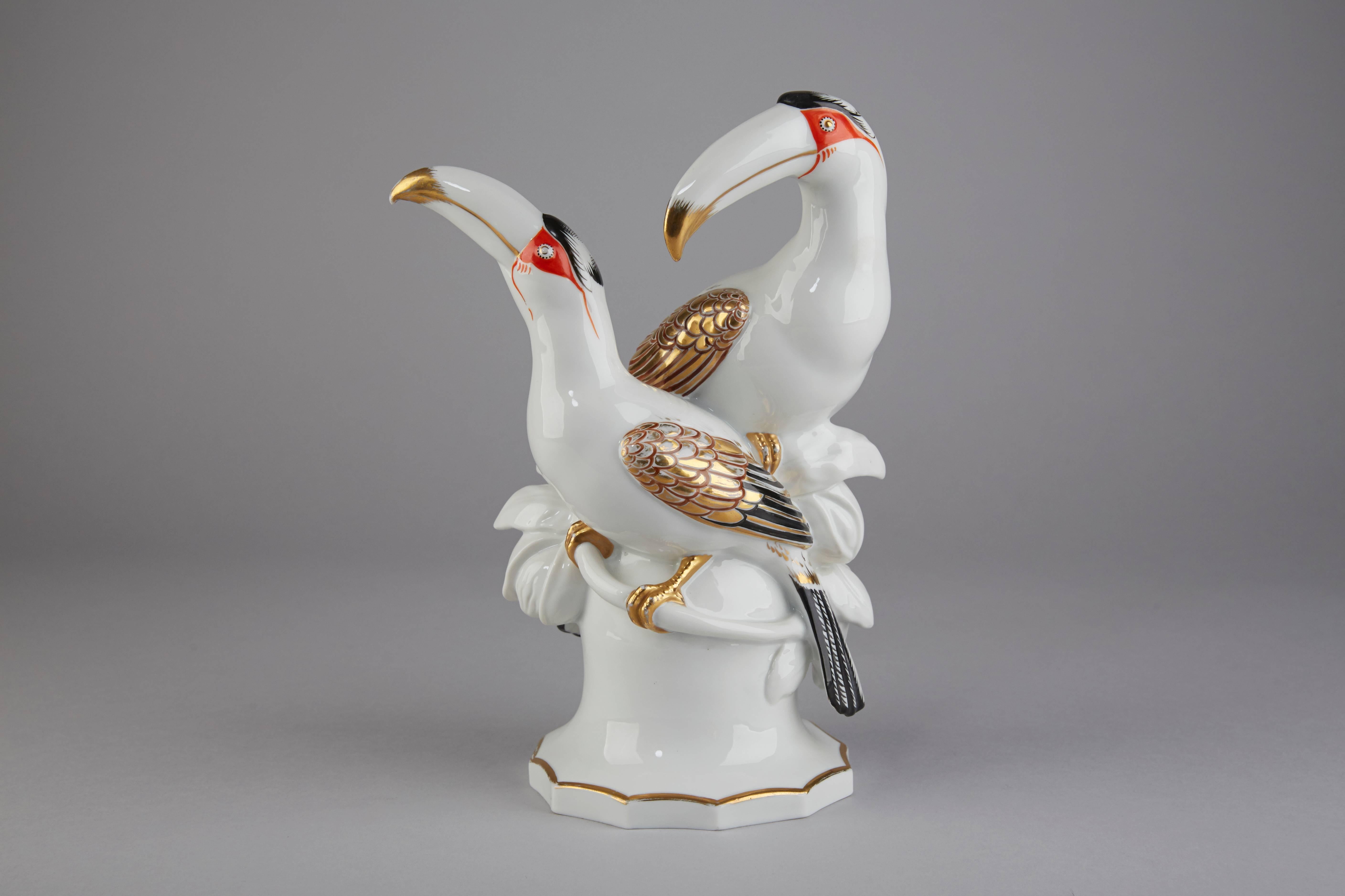 Porcelaine sculpture of two toucans by Fritz Max Hermann. Manufactured by Heubach in 1920. Stamped on the stand M.Herm.