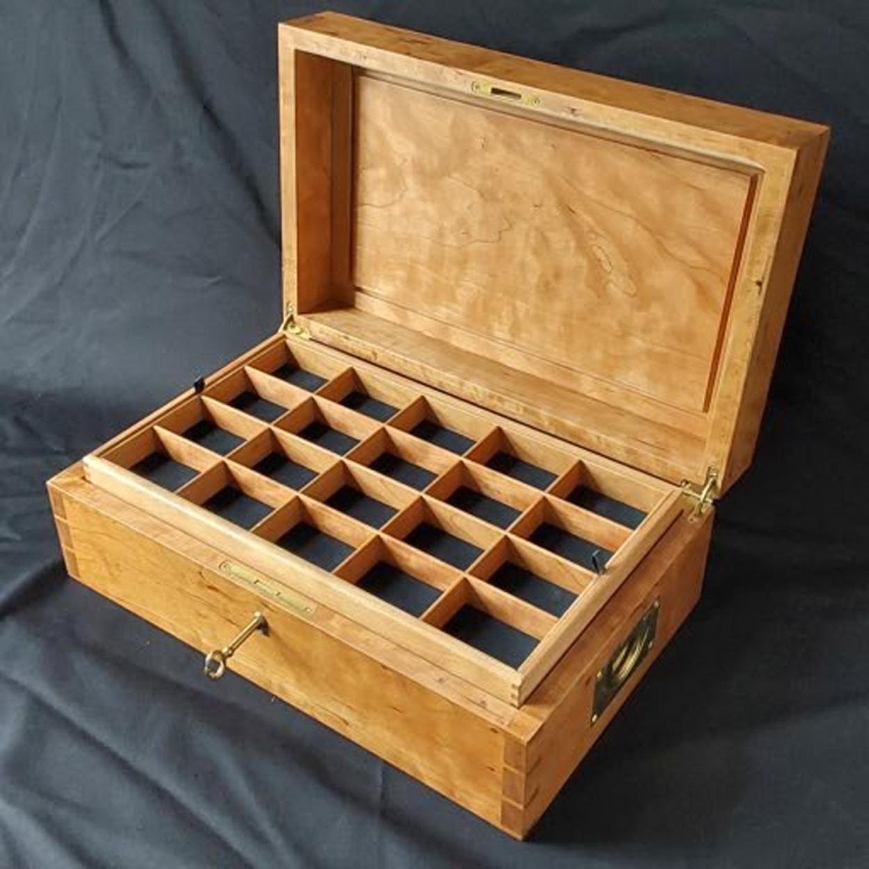 Il s'agit d'une boîte à bijoux personnalisée faite à la main. Il est fabriqué en bois de cerisier et présente de nombreuses caractéristiques particulières. Les coins de la boîte sont réalisés avec des queues d'aronde taillées à la main. Les plateaux