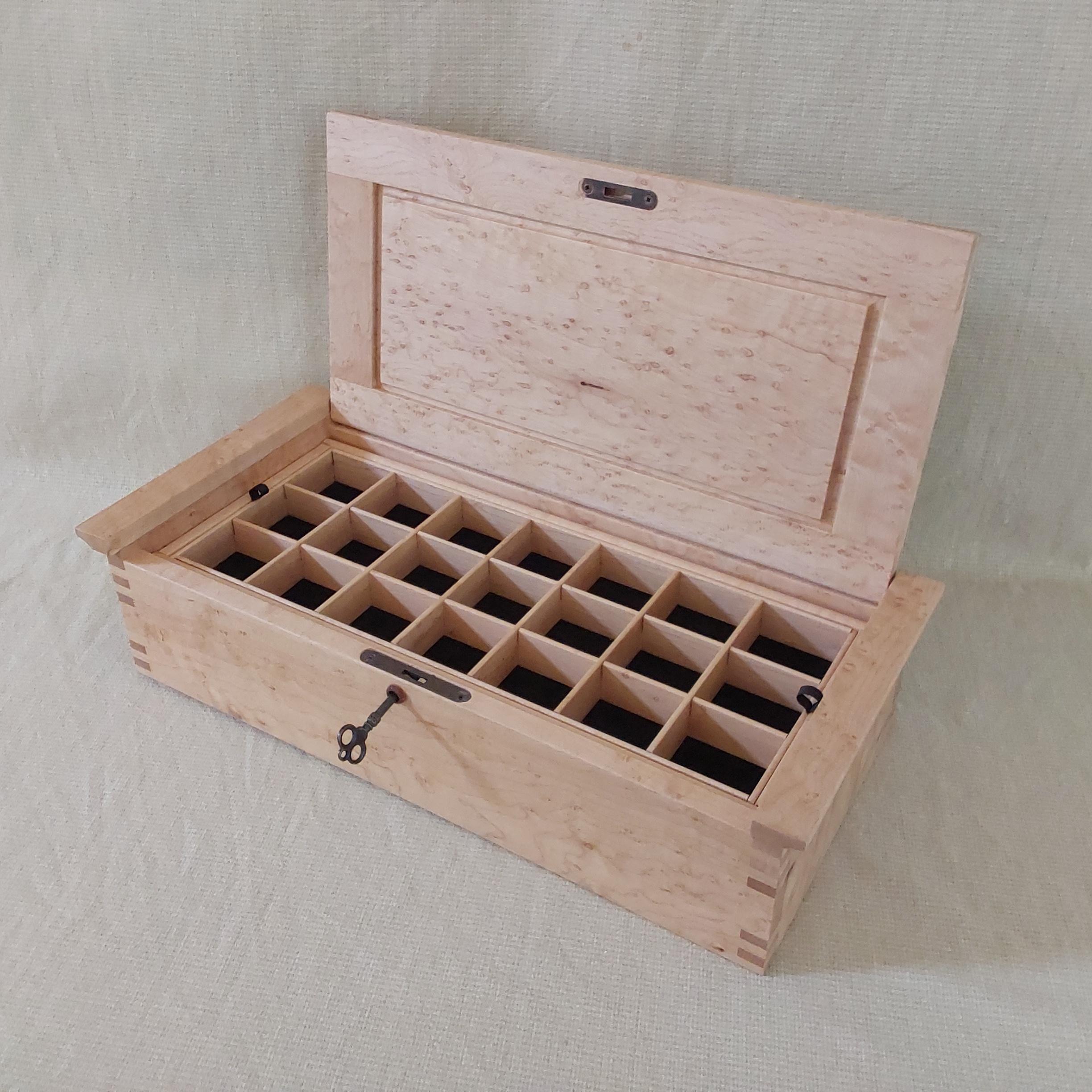 Cette boîte à bijoux personnalisée est fabriquée à la main en érable piqué massif de première qualité, prisé pour son grain chatoyant distinctif et son élégance naturelle. Conçue pour être à la fois belle et fonctionnelle, la boîte présente des