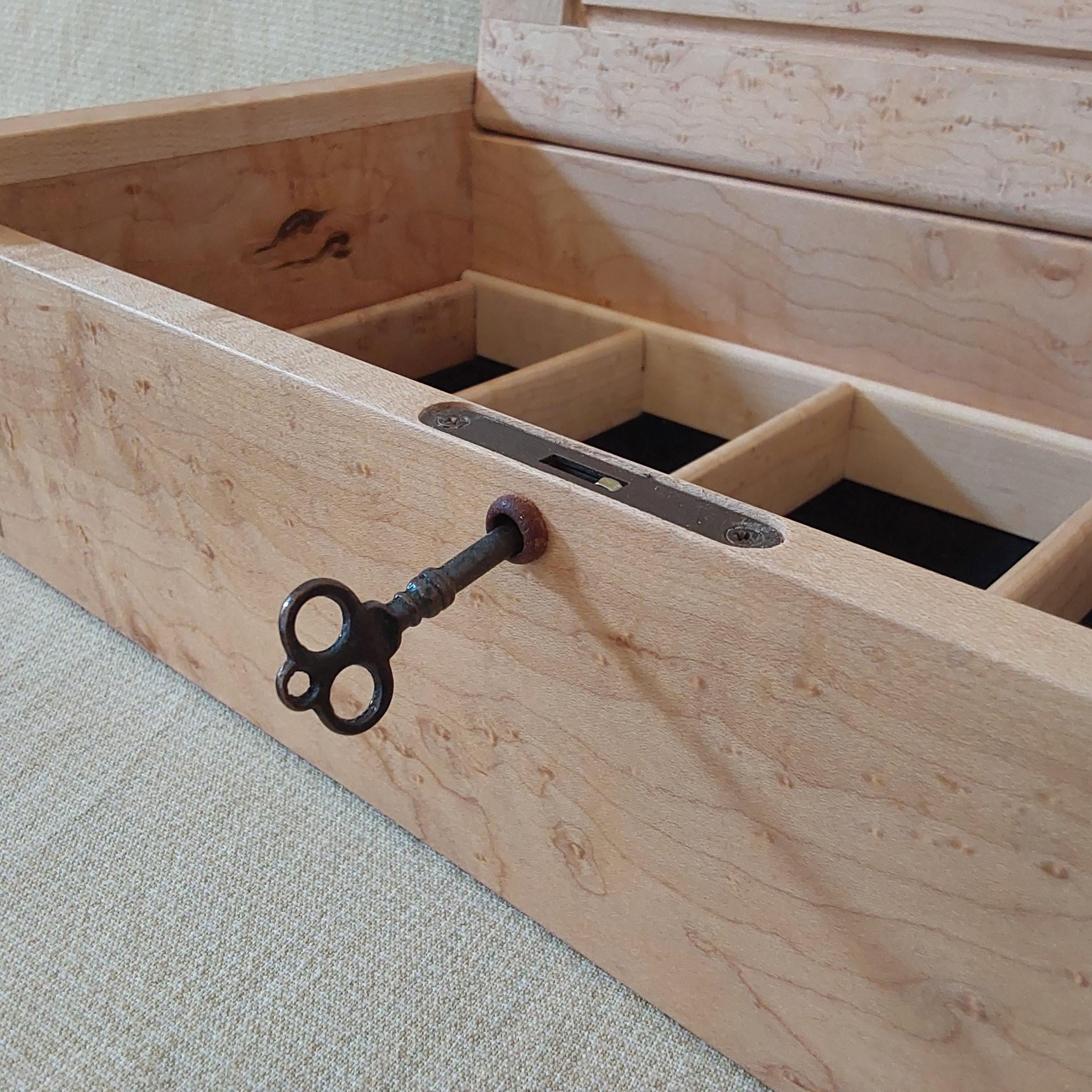 Boîte à bijoux de luxe en érable moucheté - Fabrication artisanale avec plateau et serrure Neuf - En vente à Gray, ME