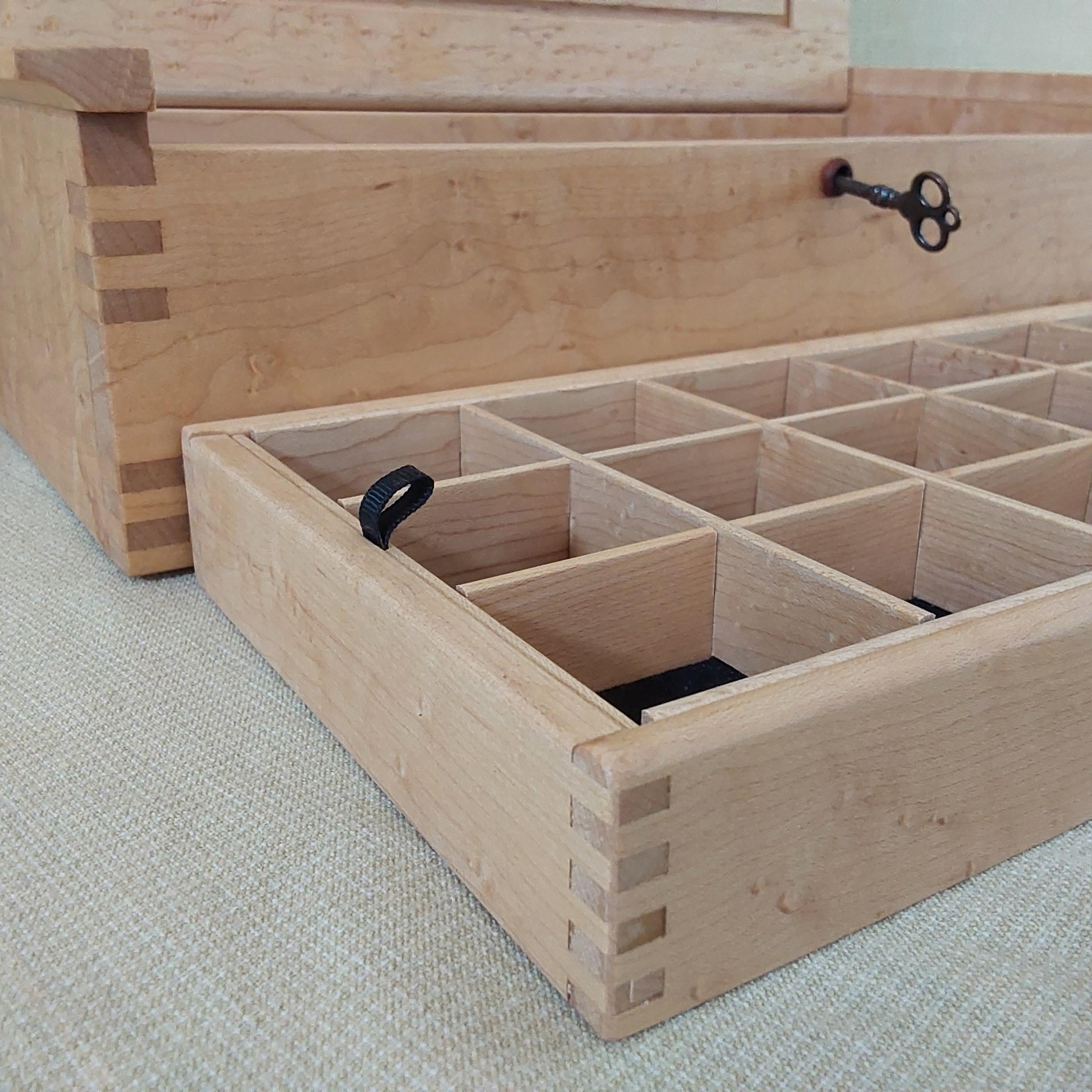 XXIe siècle et contemporain Boîte à bijoux de luxe en érable moucheté - Fabrication artisanale avec plateau et serrure en vente