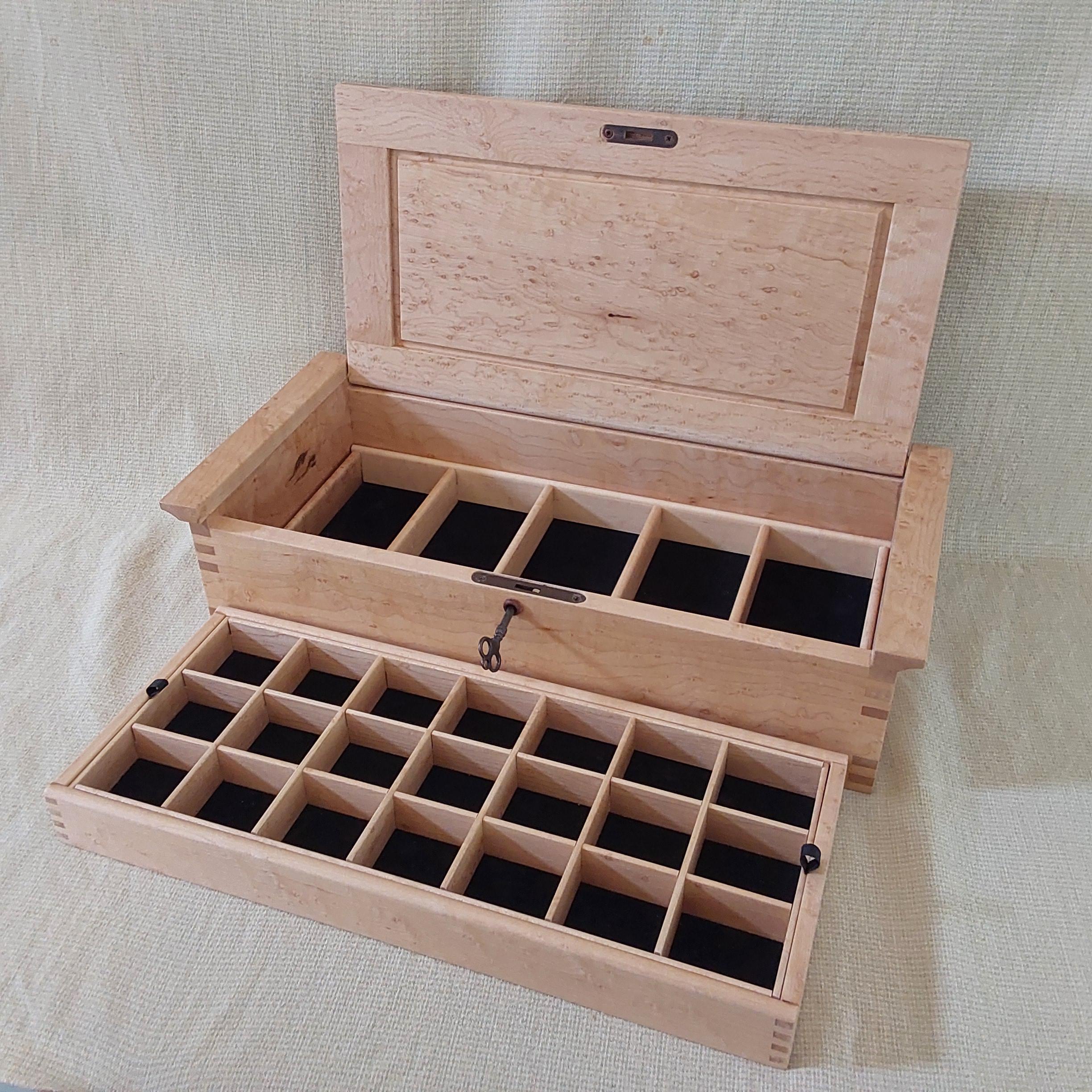 Américain Boîte à bijoux de luxe en érable moucheté - Fabrication artisanale avec plateau et serrure en vente