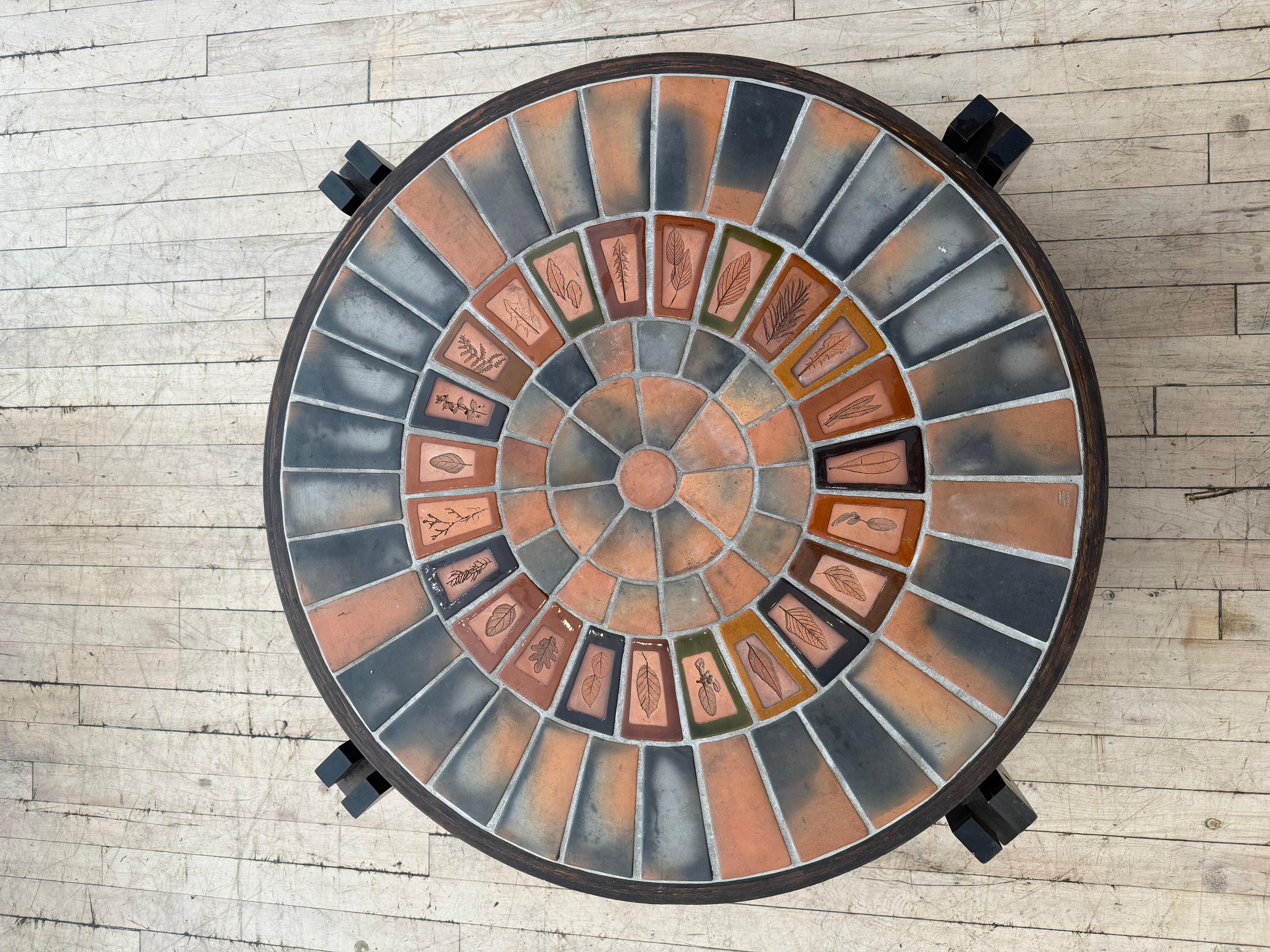 Table basse moderniste française organique par le designer iconique Roger Capron, Chaque tuile est unique, chaque forme organique est pressée et cuite à la main dans la tuile.
Fabriqué dans l'atelier de Vallauris en France dans les années 60