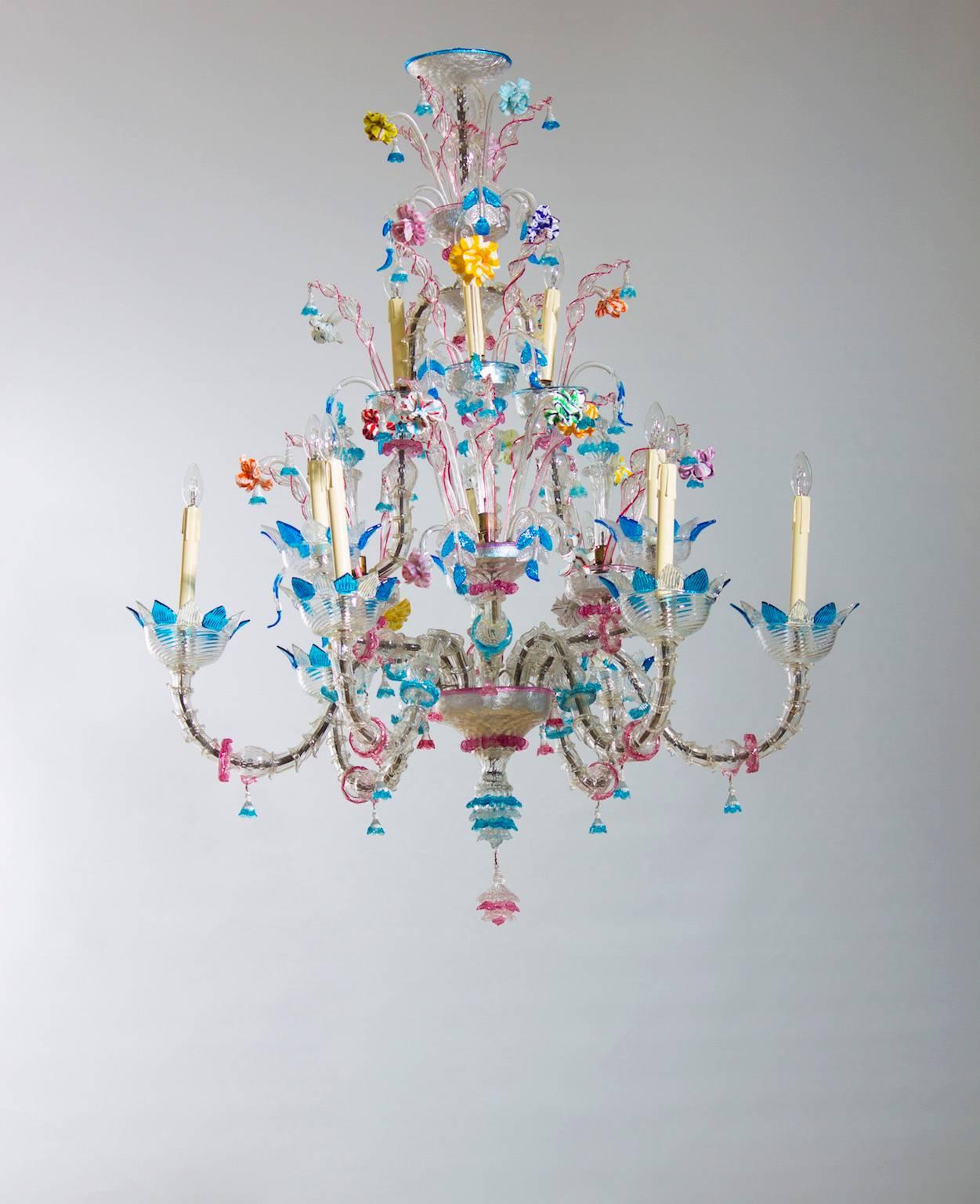 Im Angebot enthalten ist die Neuverkabelung für US und der Rahmen in silberner Farbe. 

Elegante italienische venezianische, Ca' Rezzonico Kronleuchter, mundgeblasenem Murano-Glas, in transparenter Farbe mit mehrfarbigen Verfeinerung, von neun Armen