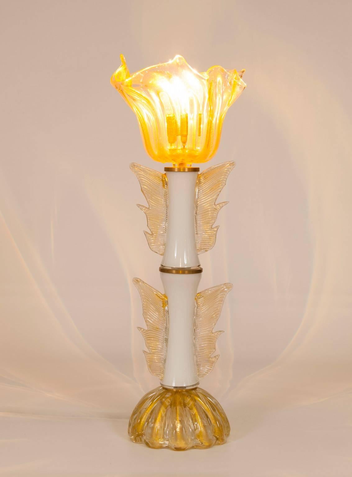 Italian Table Lamp in blown Murano Glass White Gold 24-K & Brass 1970s For Sale 1