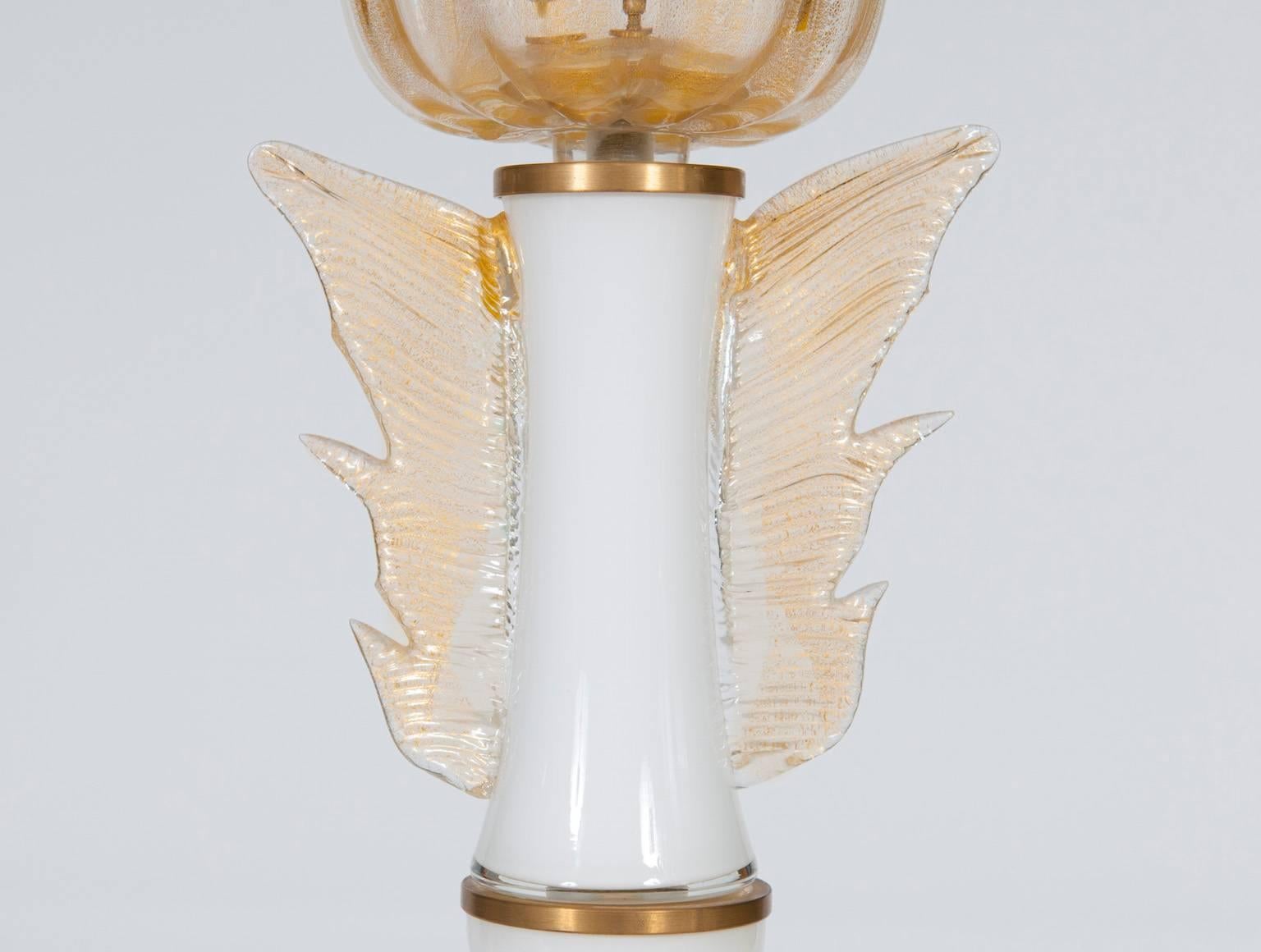 Late 20th Century Italian Table Lamp in blown Murano Glass White Gold 24-K & Brass 1970s For Sale