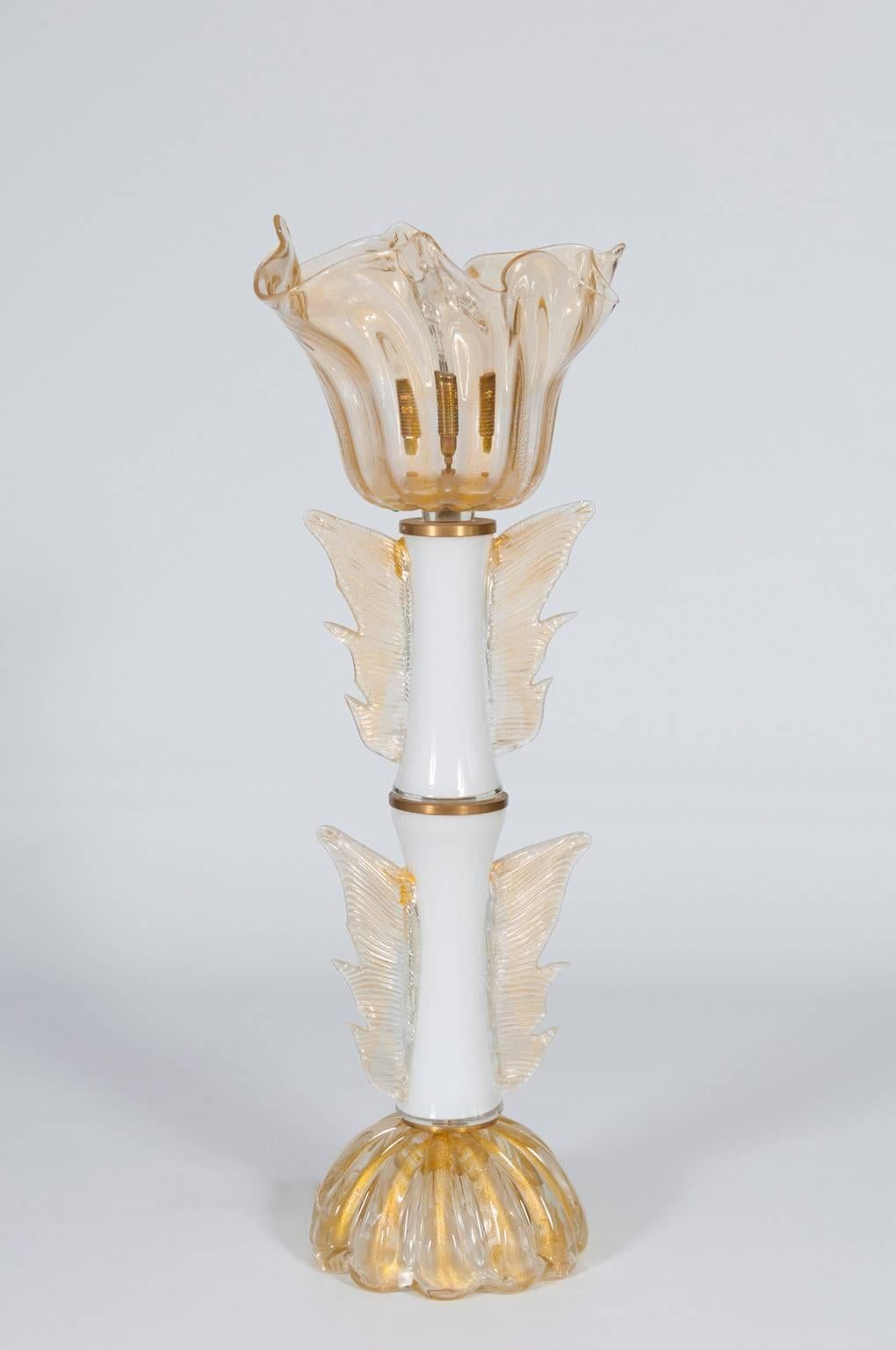 Fantastique, lampe de table vénitienne italienne, verre soufflé de Murano, or blanc 24-K et laiton, années 1970.
Le masterpiec est composé d'une tige principale avec deux cylindres en verre de Murano blanc et ayant une paire d'ailes en or. Au