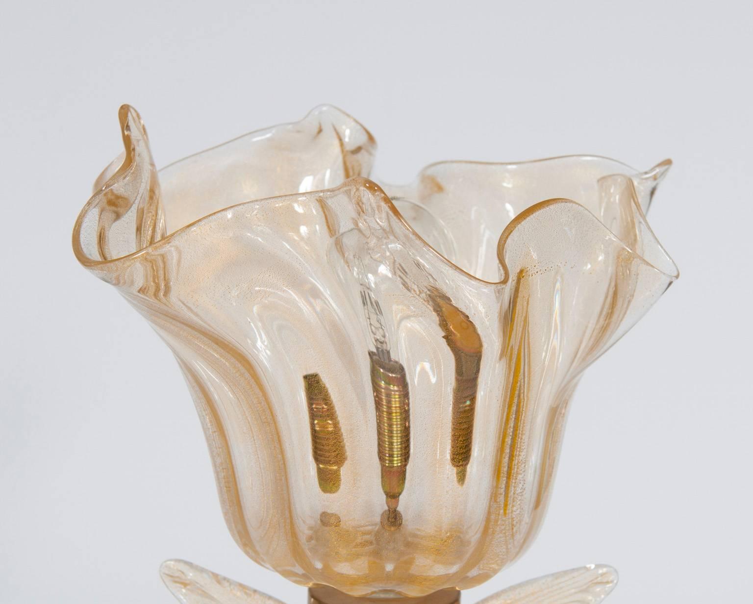 Art Glass Italian Table Lamp in blown Murano Glass White Gold 24-K & Brass 1970s For Sale