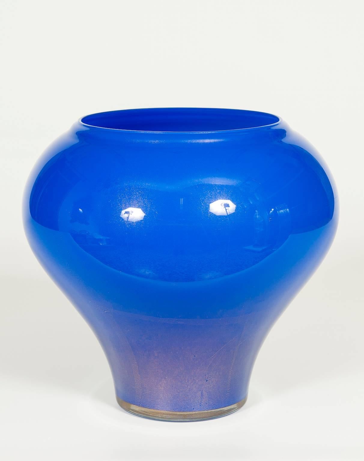 Vase italien en verre de Murano de couleur bleu et or, en excellent état d'origine, comme en témoignent les photos jointes. L'œuvre d'art est une fabrication de verre de Murano, entièrement réalisée à la main, au cours des années 1980. 
Le vase fait