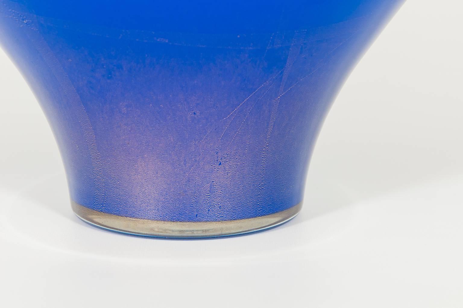 Art déco Vase bleu et or en verre de Murano soufflé des années 1980, Italie en vente
