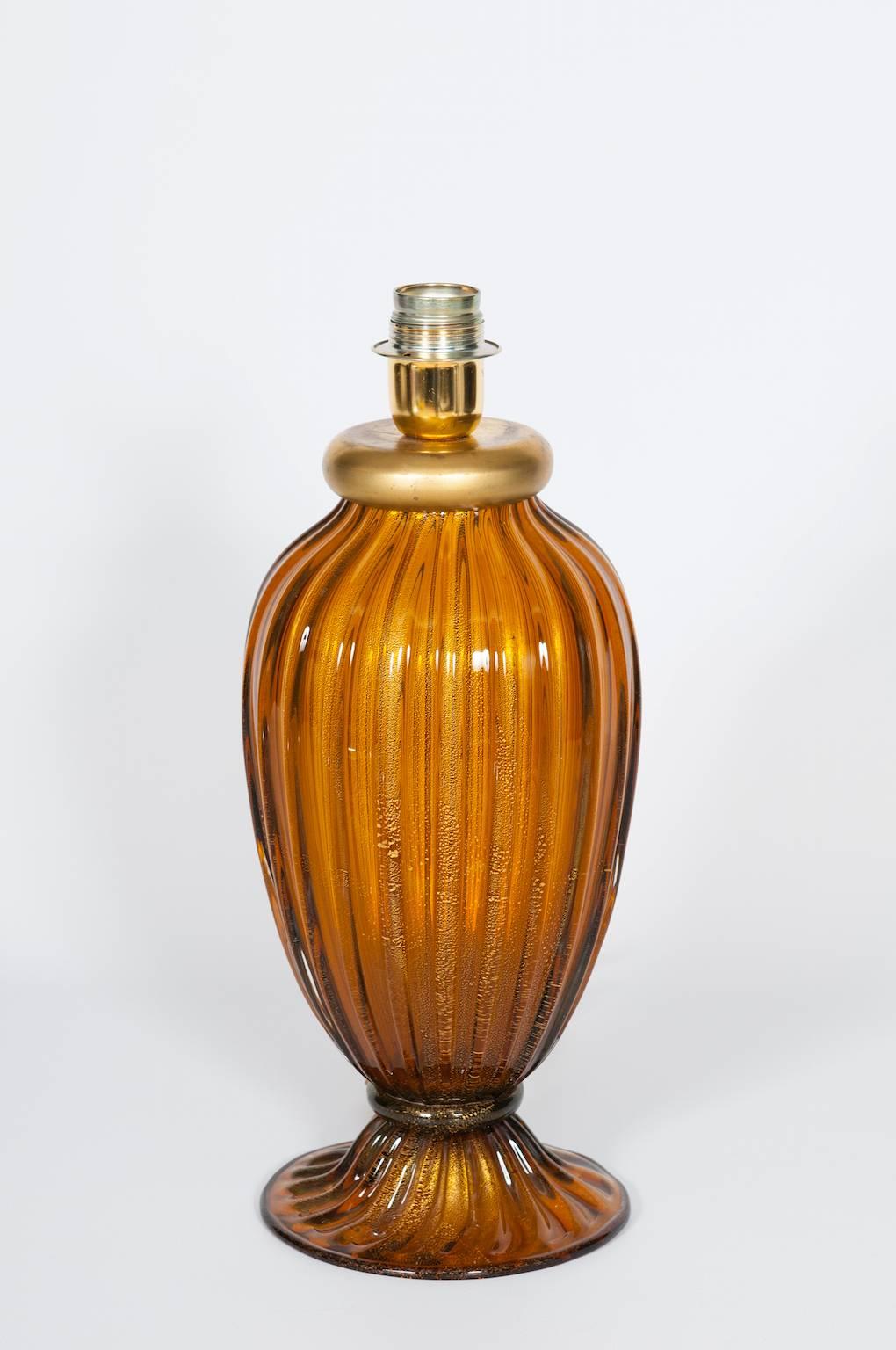 Lámpara veneciana italiana de sobremesa en cristal de Murano soplado ámbar y dorado, años 70 Art Decó en venta