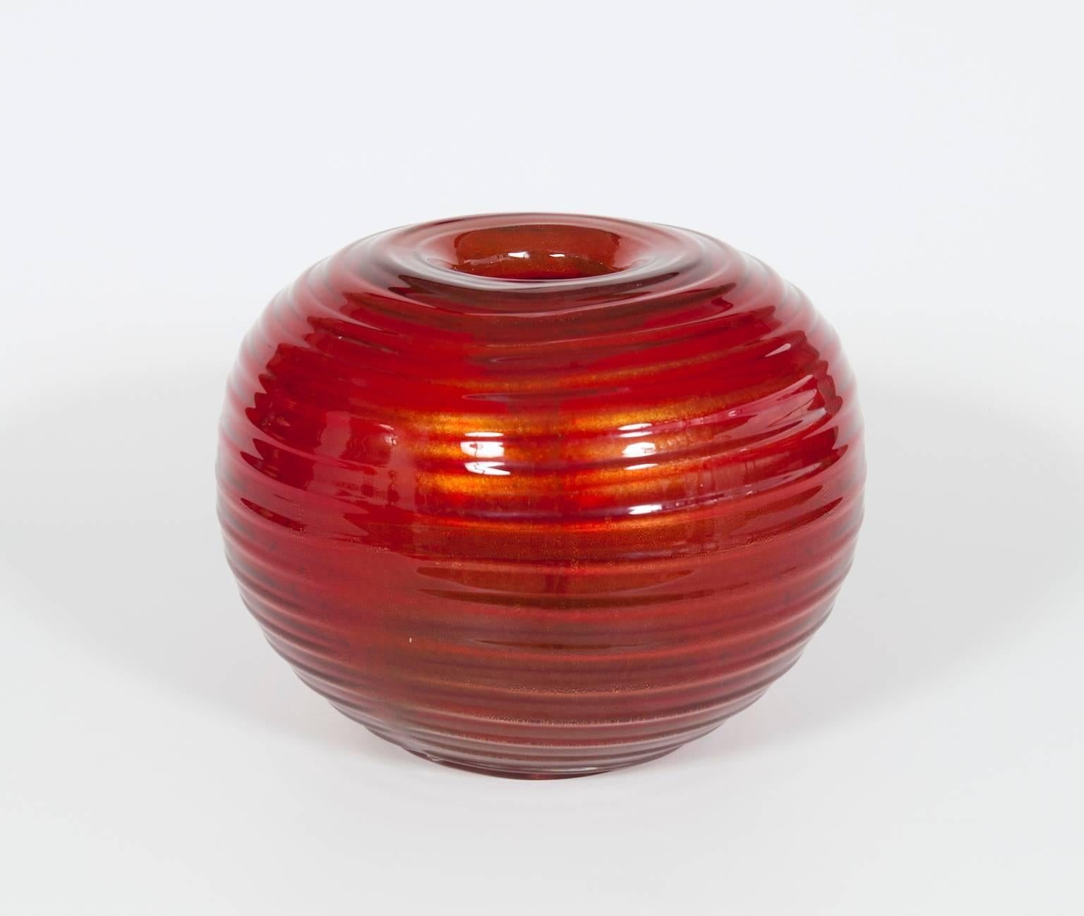 Italian Murano glass vase in red and gold, with in the front a decorative gold drop, in very excellent original condition, attributed to Seguso around 1960s. The vase measures: 9.84 inches high, by 12.60 inches diameter.