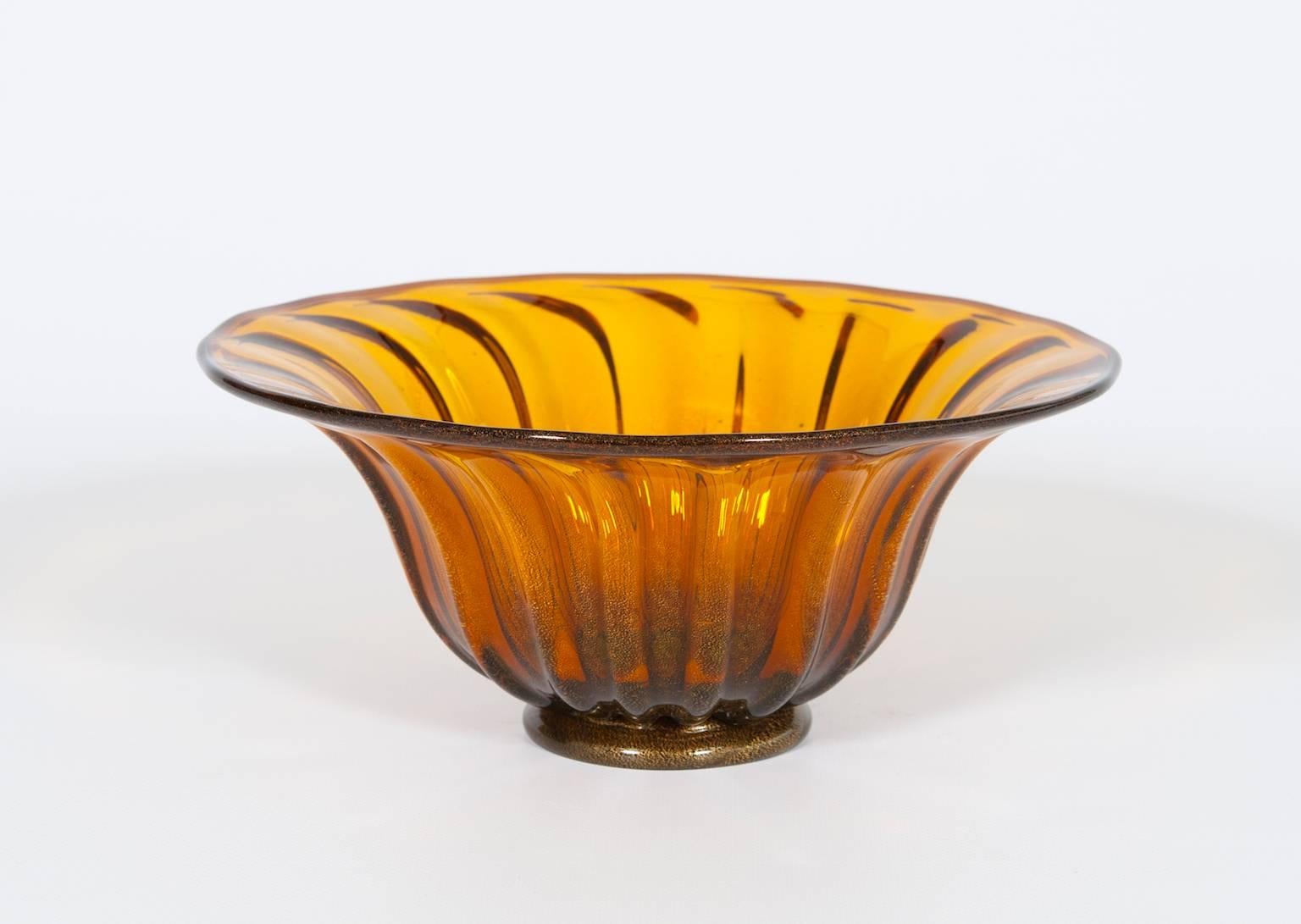 Elegant Italian Murano glass bowl in amber with gold rifiniture, in very excellent original condition, circa 1960s. The bowl measures: 4.72 inch high, by 10.63 inches diameter.