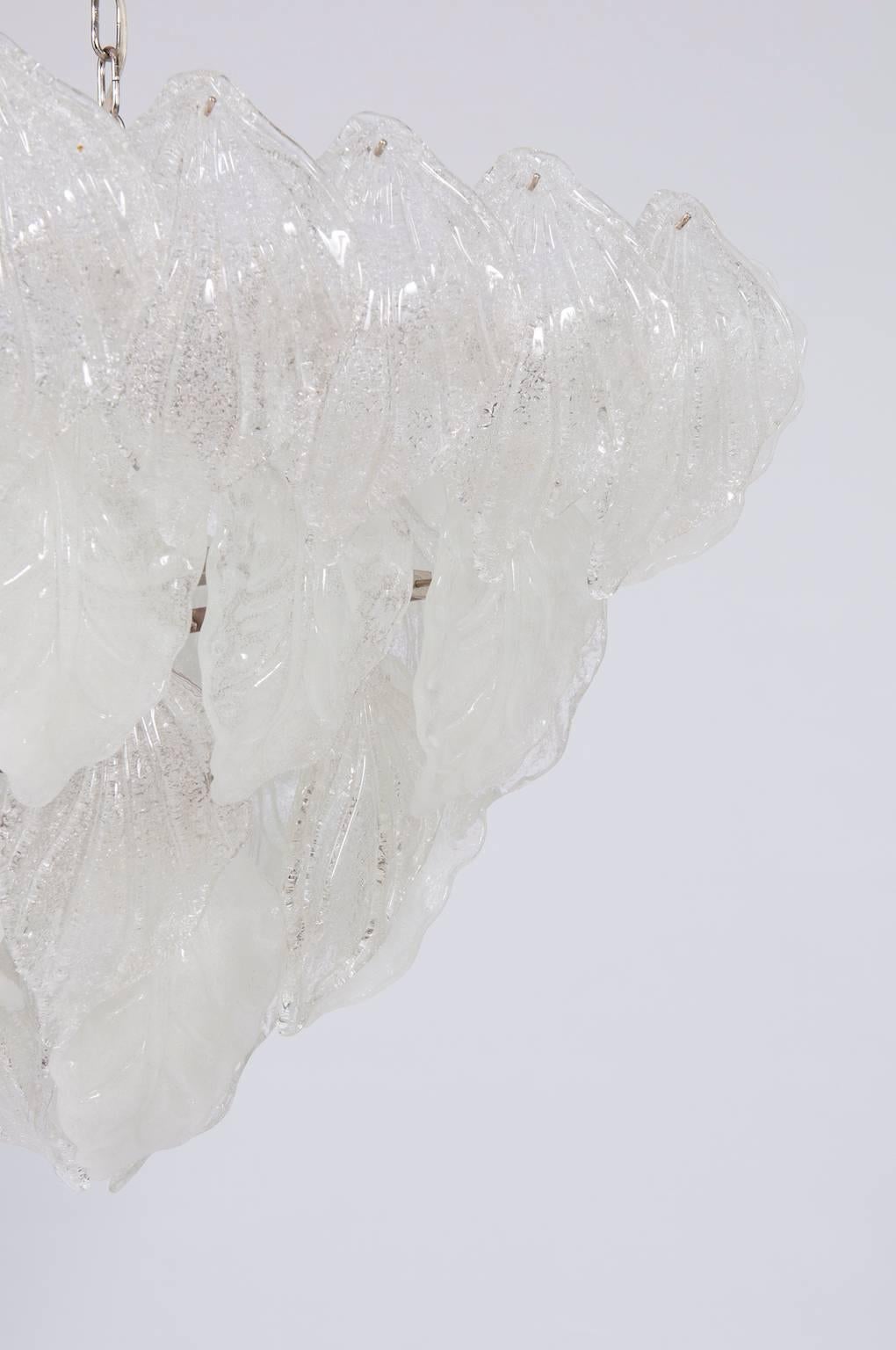 Transparent leaf details in Murano glass grace this 1970 Italian Flush Mount In Excellent Condition For Sale In Villaverla, IT