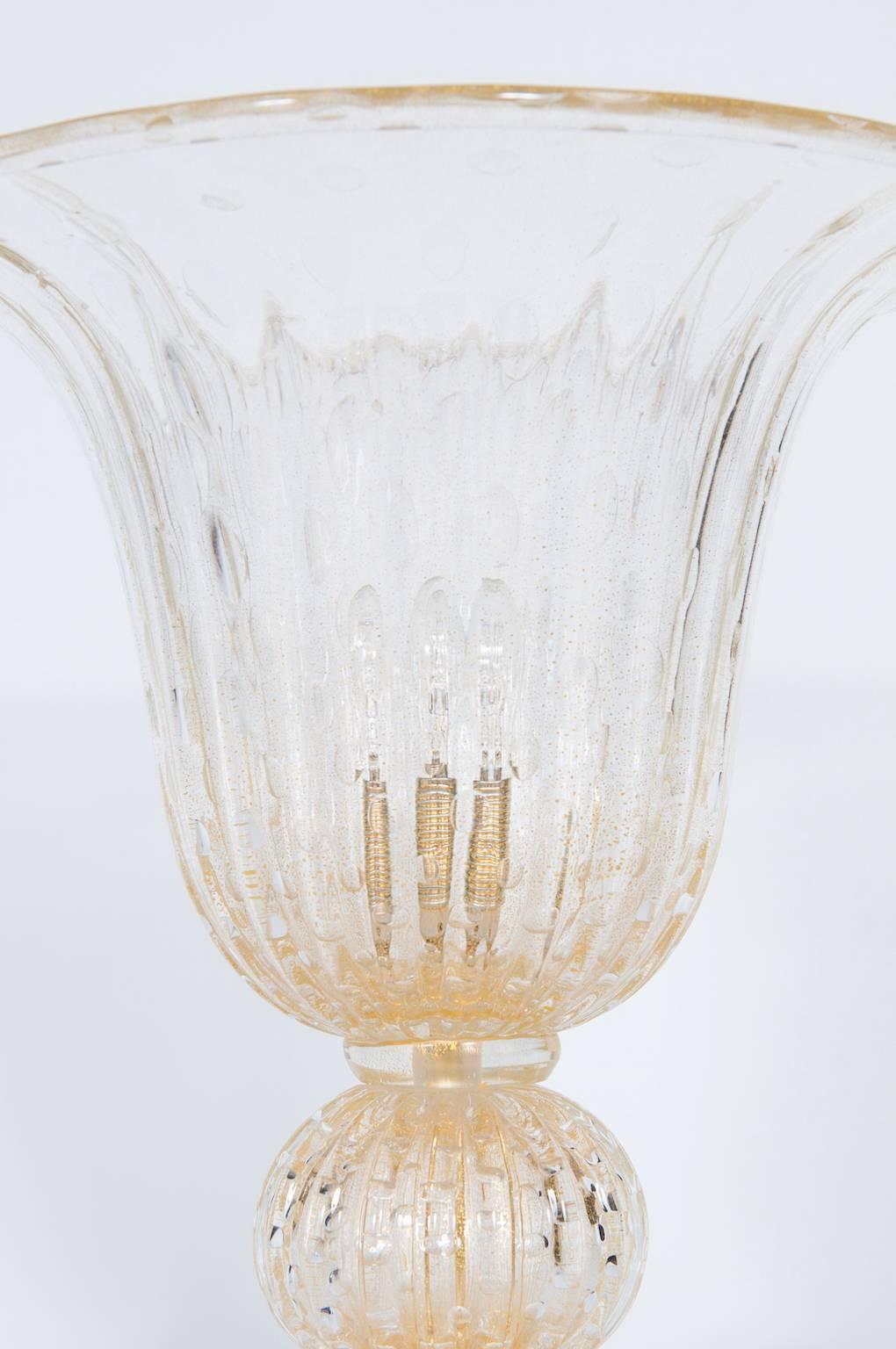 Imposante Handcrafted Murano Glas Tischlampe mit untergetauchten Blasen Contemporary (Handgefertigt) im Angebot