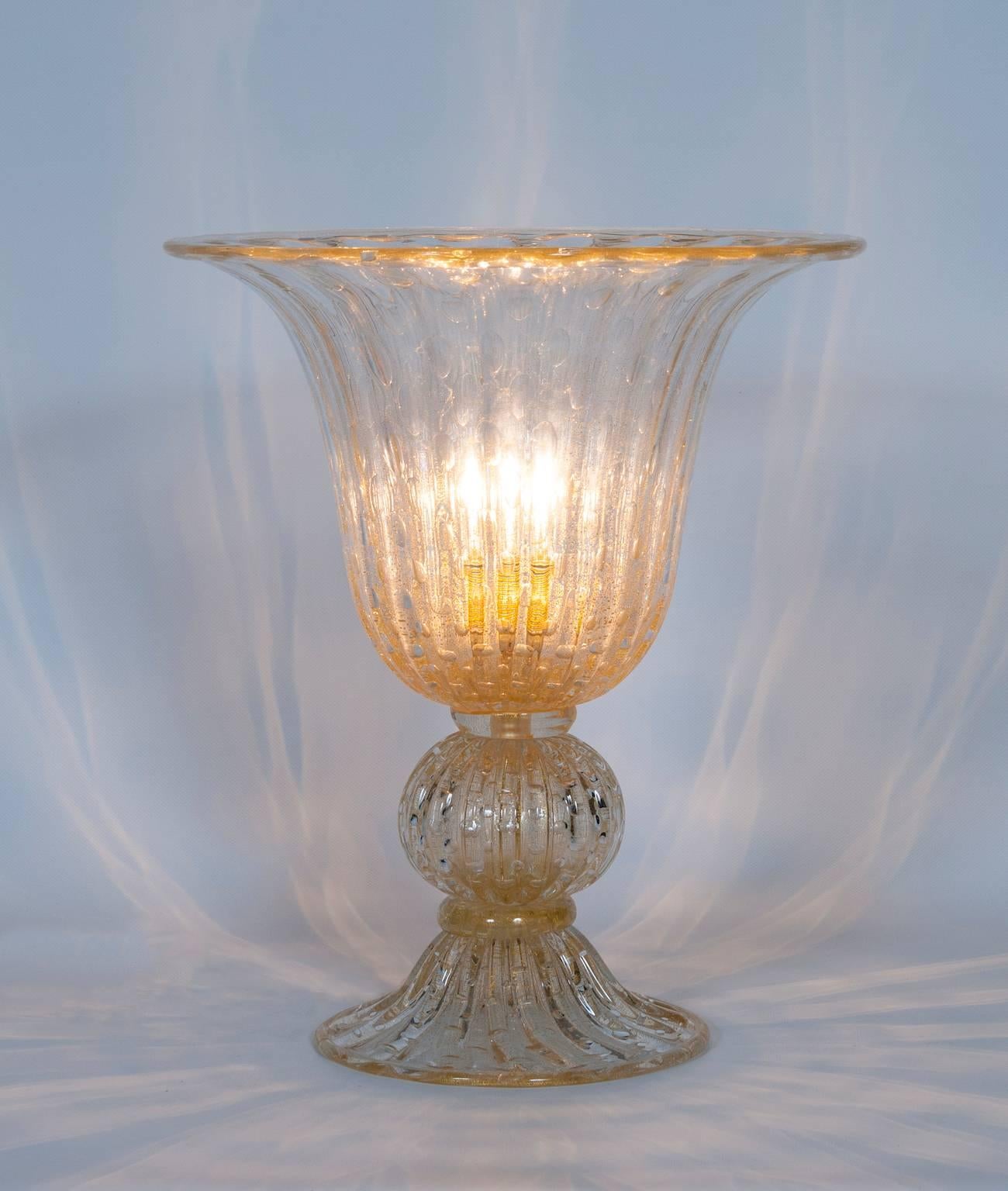Imposante Handcrafted Murano Glas Tischlampe mit untergetauchten Blasen Contemporary (20. Jahrhundert) im Angebot