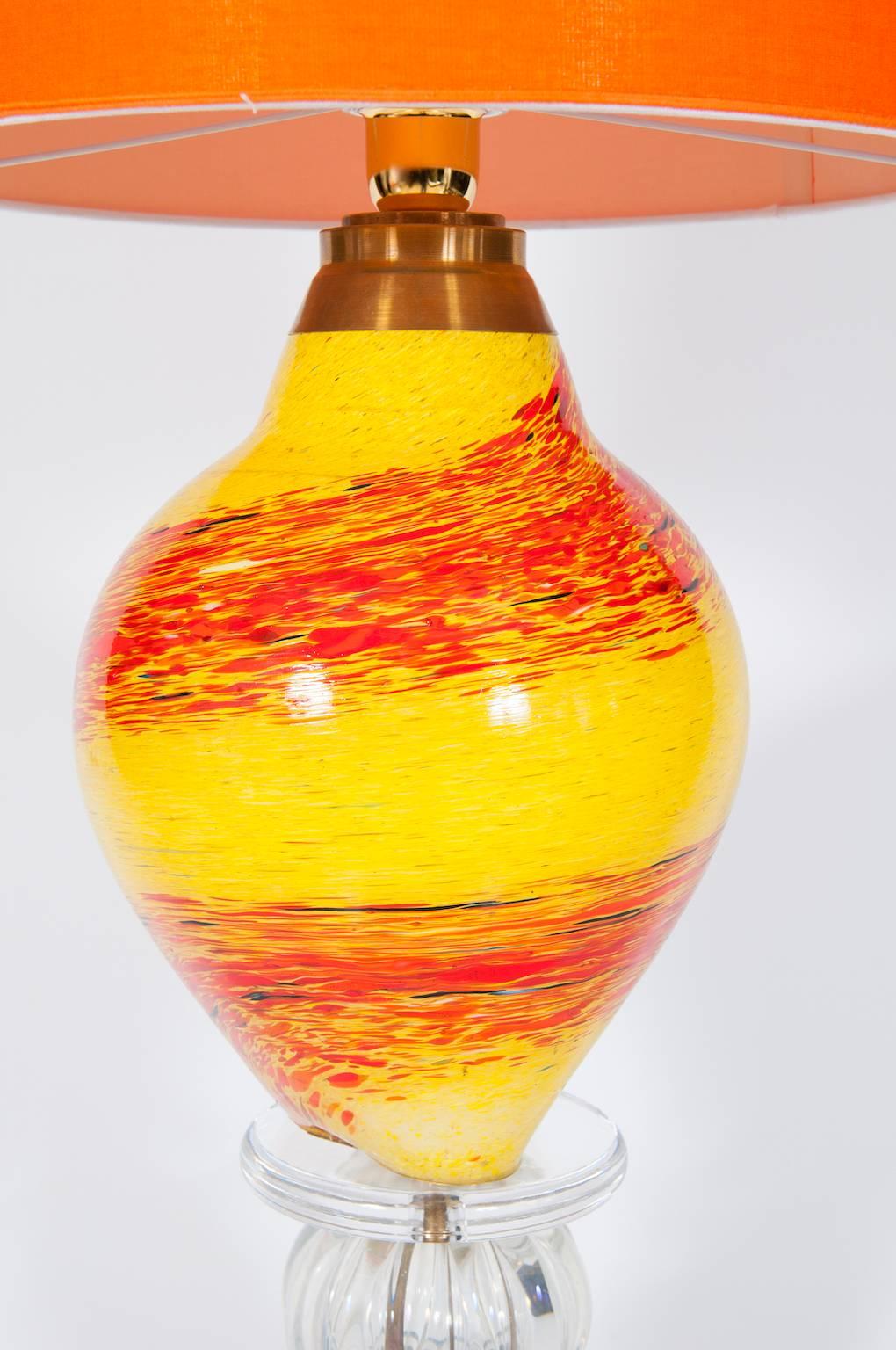 Italienische venezianische Muranoglas-Tischlampe in mehrfarbigem Gelb und Orange, 1970er Jahre (Glaskunst) im Angebot