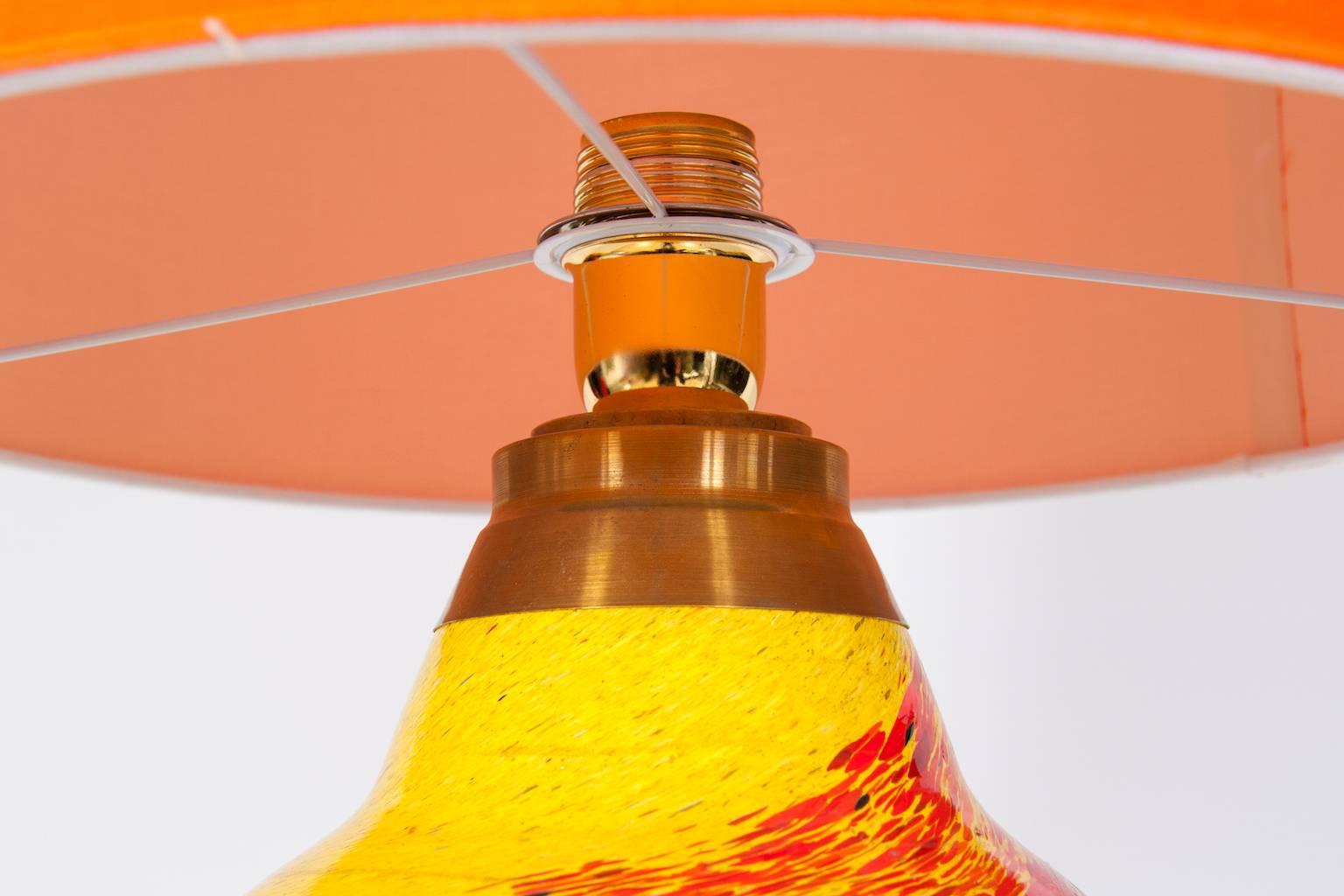Italienische venezianische Muranoglas-Tischlampe in mehrfarbigem Gelb und Orange, 1970er Jahre im Angebot 1