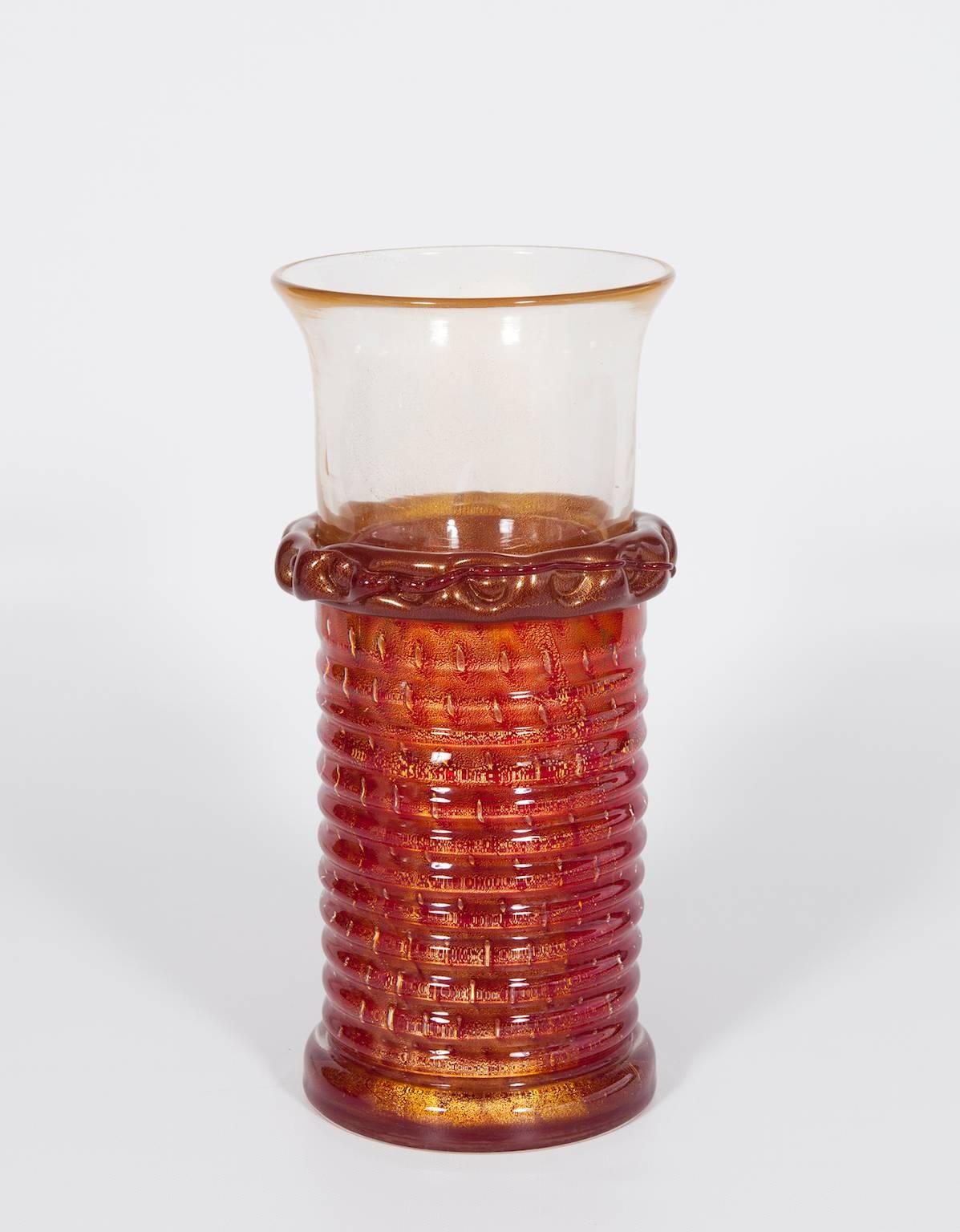 Italian Venetian Murano Glass Vase Attributed to Barovier & Toso circa 1970s
Amazing and sophisticated Italian Venetian Murano glass vase in gold and red color with a beautiful gold tape in the middle that divides the red part with gold bubbles