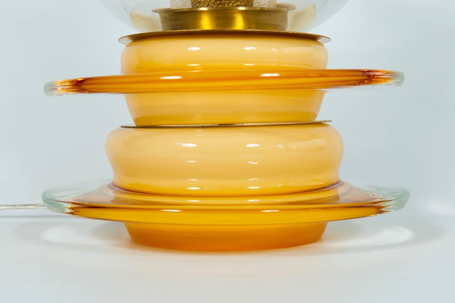 Mid-Century Modern Lampe de bureau vénitienne italienne, verre de Murano soufflé, en forme de bougie, ambre doré, années 1970 en vente