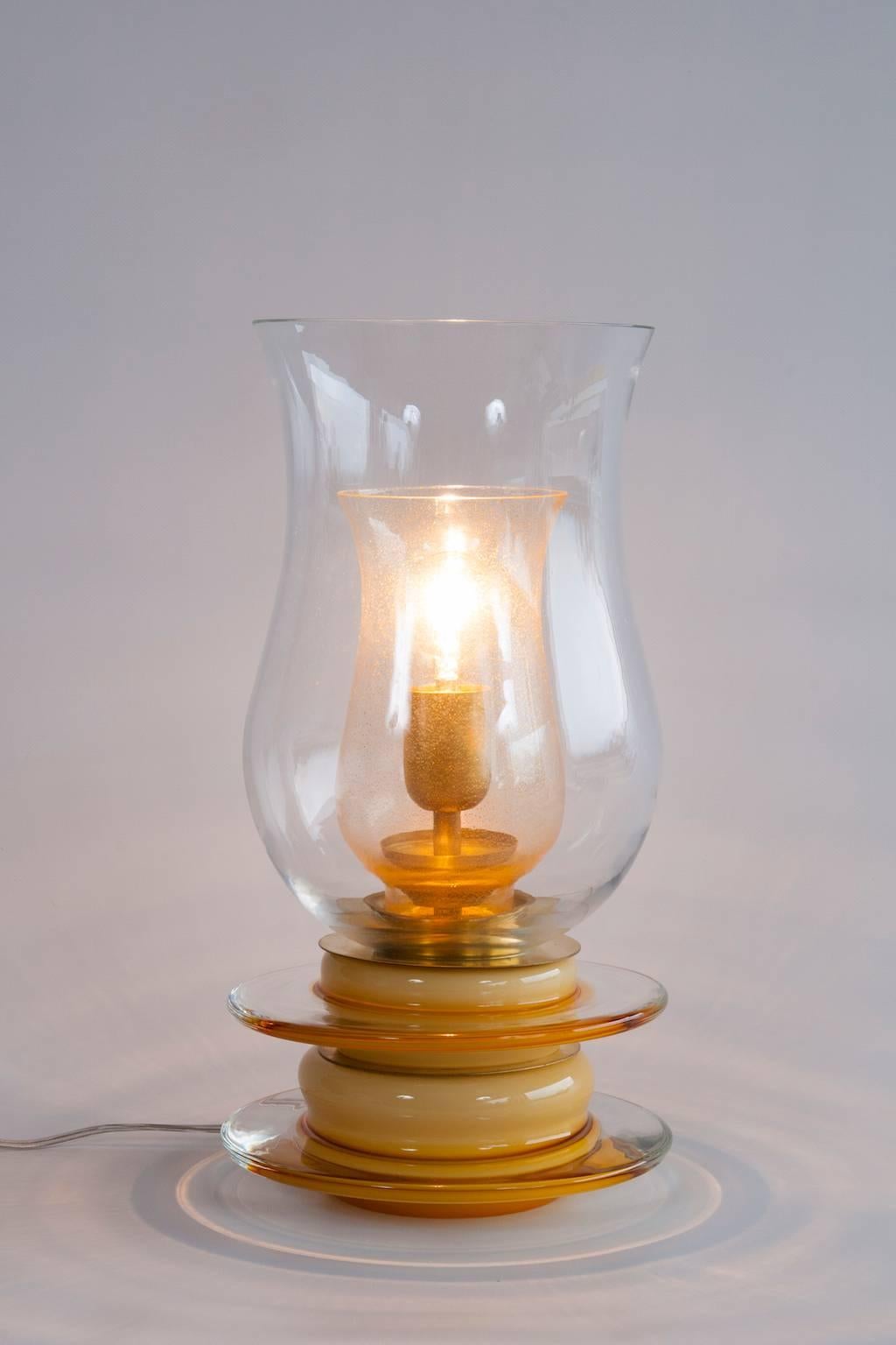Italienische venezianische Tischlampe, mundgeblasenes Muranoglas, Kerzenform, Gold Bernstein, 1970er Jahre (Glas) im Angebot