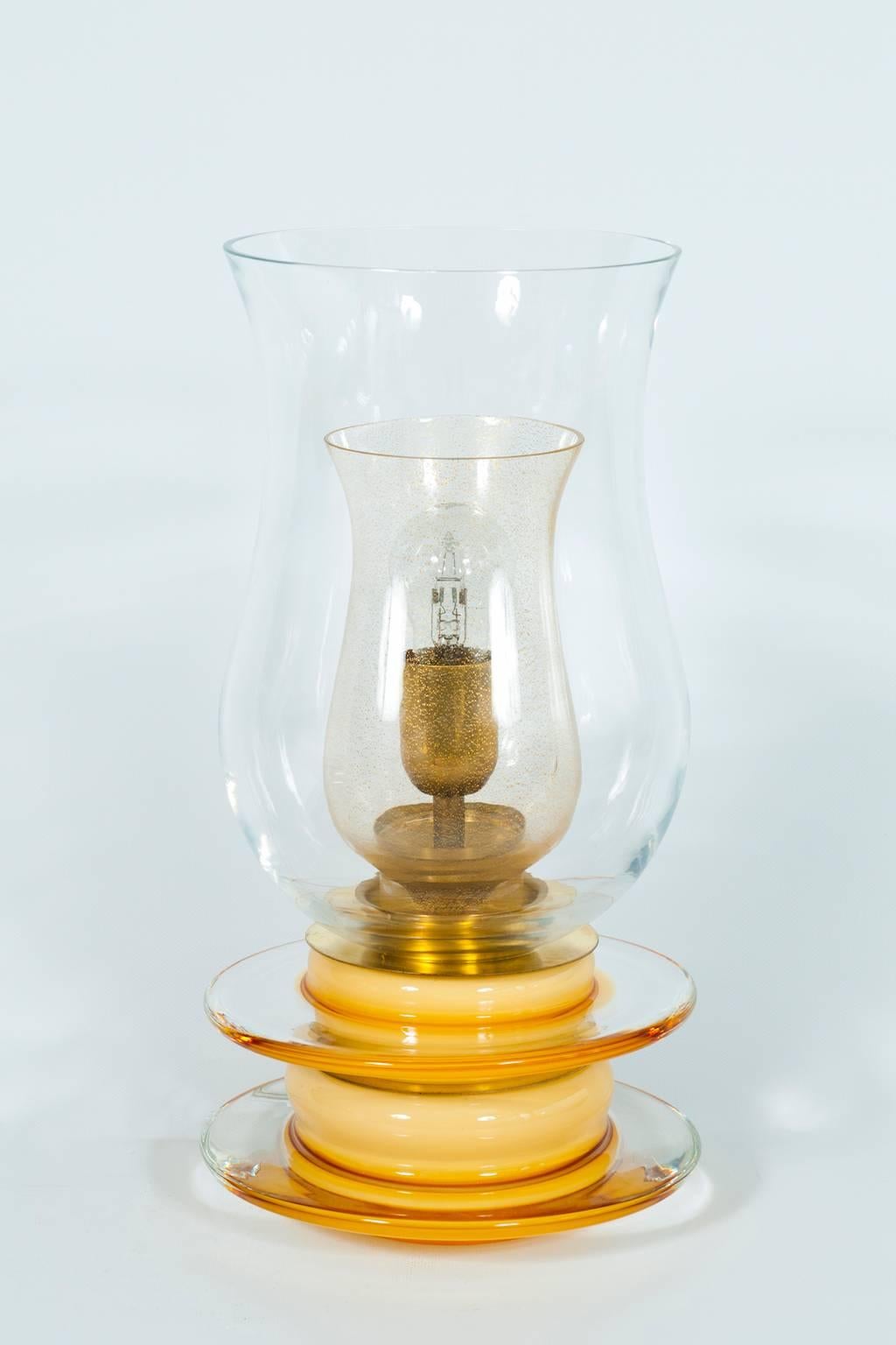 Amazing and unique Italian Venetian, Table Lamp, Blown Murano Glass, Candle Shape, in color Gold & Amber, 1970s.
Il s'agit d'une lampe de table unique, grâce à sa forme spéciale semblable à une bougie, et à sa fabrication. La lampe de table est