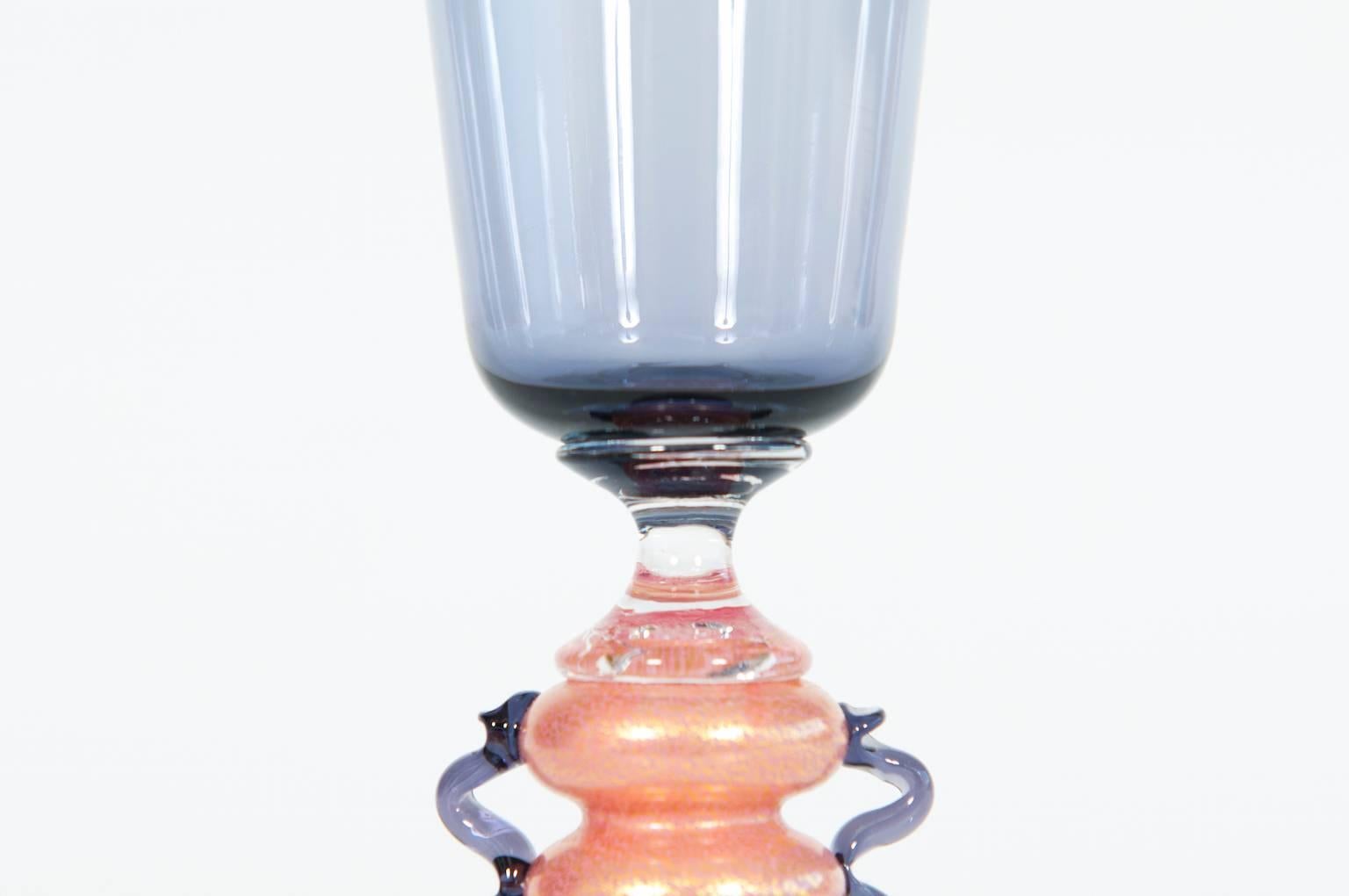 Handcrafted Murano Glas Pokal 1970er Jahre hell lila mit Akzenten von rosa und gold im Zustand „Hervorragend“ im Angebot in Villaverla, IT