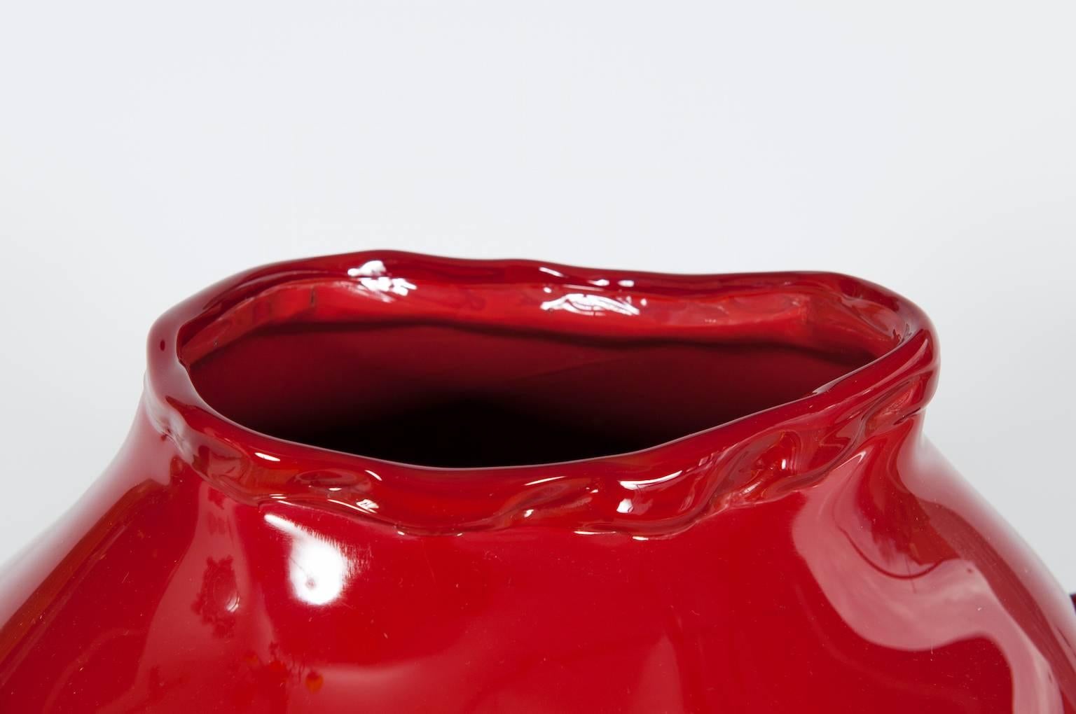 Jarrón artesanal de cristal de Murano soplado Acabados rojo y dorado Años 80 Italia en Excelente estado para la venta en Villaverla, IT