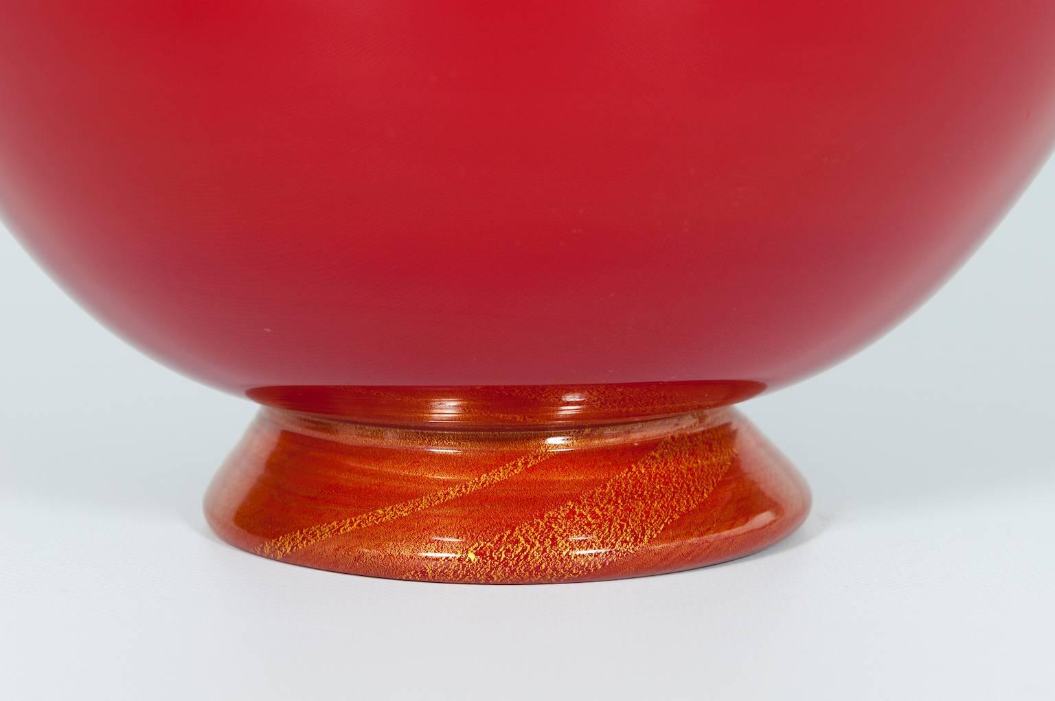 Jarrón artesanal de cristal de Murano soplado Acabados rojo y dorado Años 80 Italia Art Decó en venta