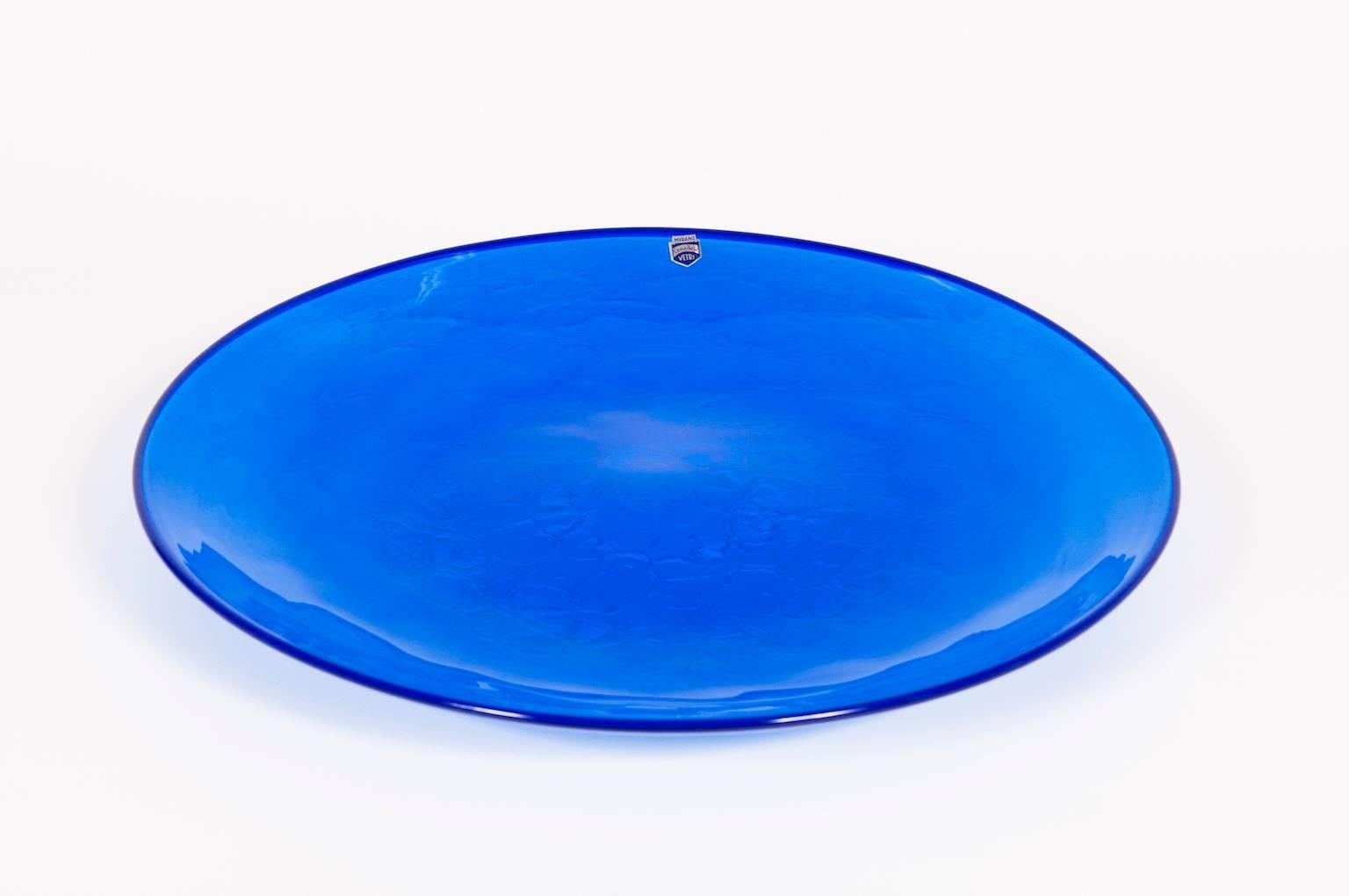 Preciosa pareja de platos de cristal veneciano italiano de Murano en color azul con unas vetas de trabajo sofisticado muy particulares, en muy excelente estado original y aún con la etiqueta original del fabricante. Fabricada alrededor de los años