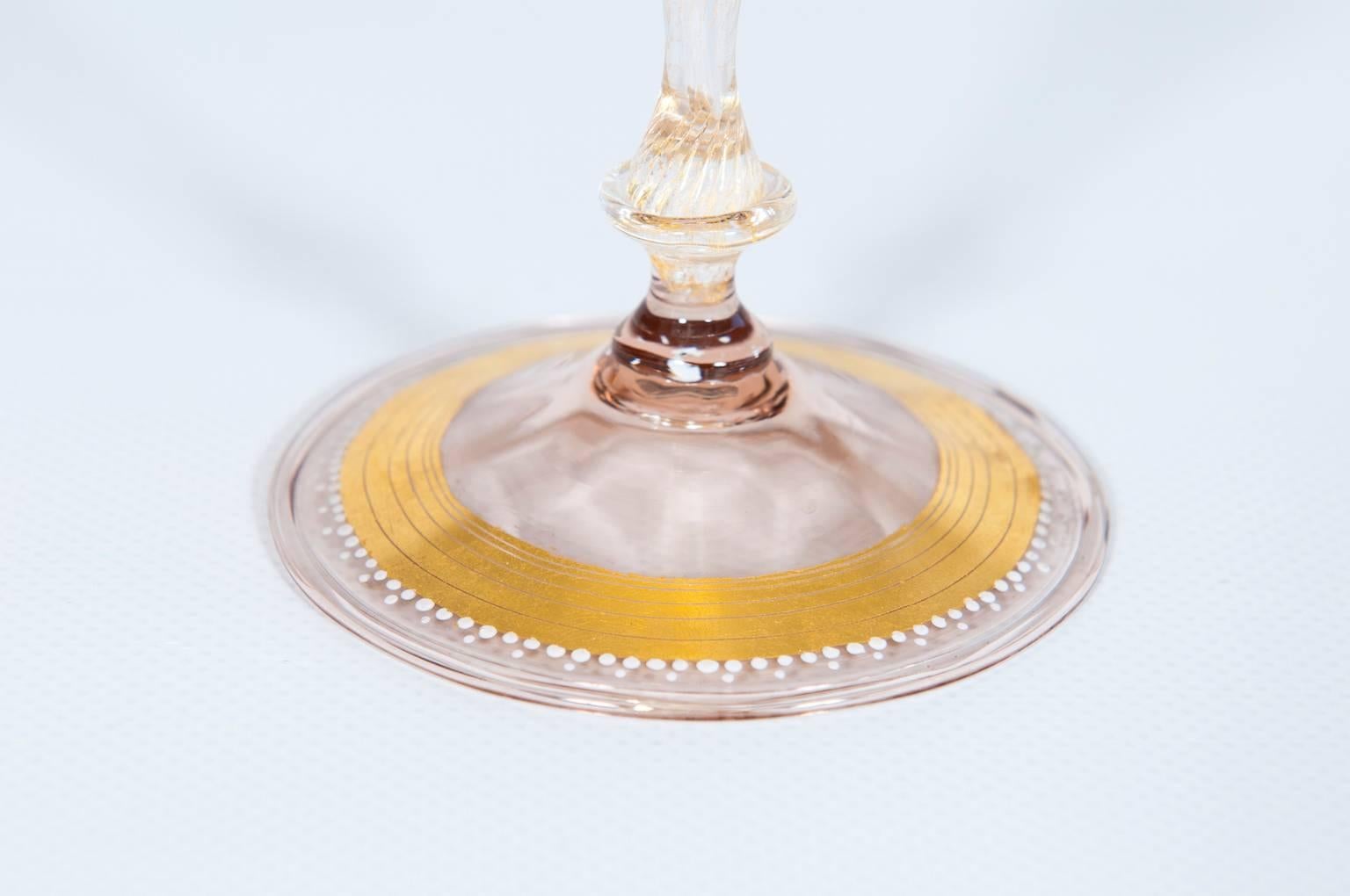 Handcrafted gold glass goblet from 1970s Murano dekoriert mit exquisitem Blattgold (Barock) im Angebot