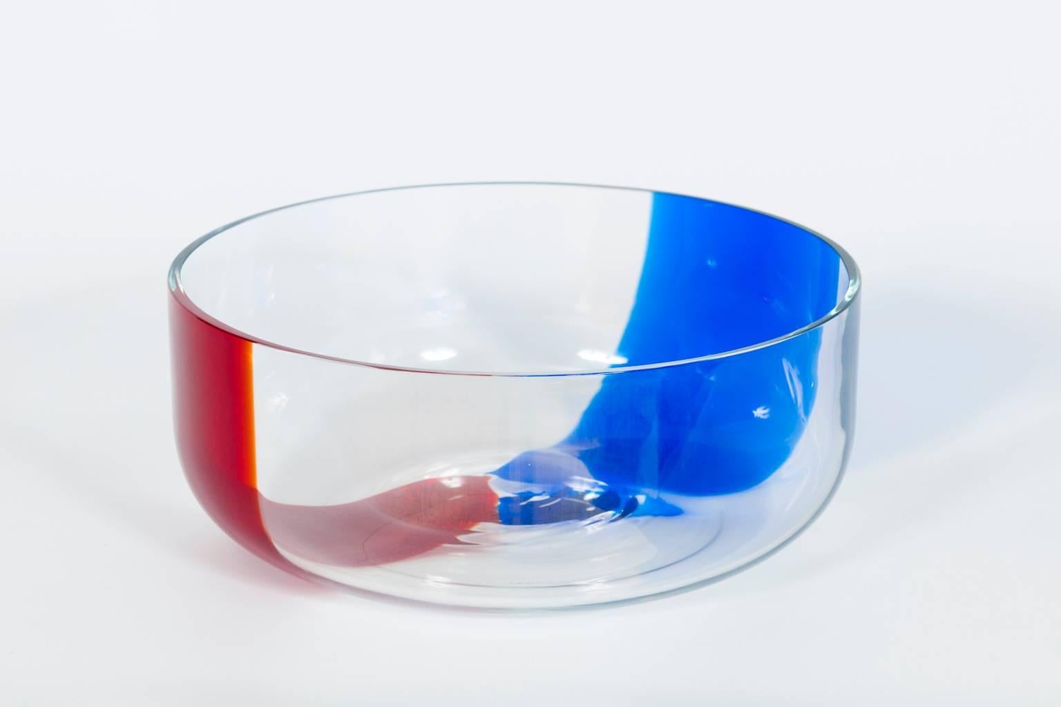 Massiv und wunderschön, italienisch-venezianisch, Schale, mundgeblasenes Muranoglas, blau-rot-transparent, Donà, 1990er Jahre.
Dies ist ein einzigartiges Porträt aus mundgeblasenem Muranoglas, das vollständig in Handarbeit auf der venezianischen