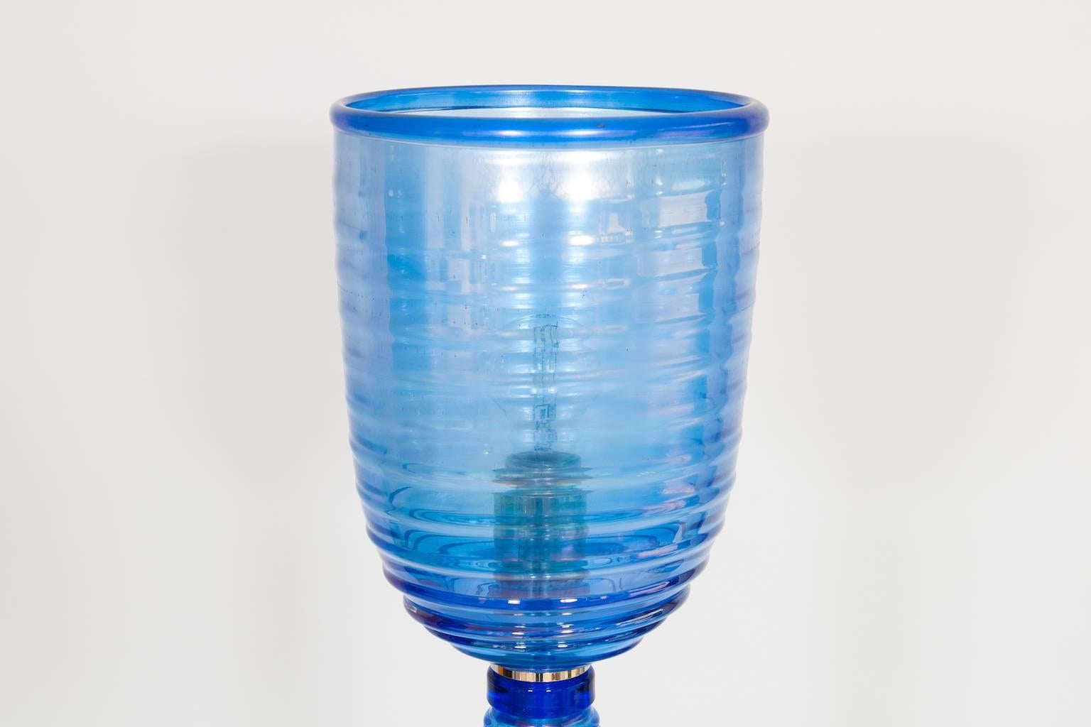 Verre Lampadaire en verre de Murano bleu clair et irisé, Italie, années 1990 en vente