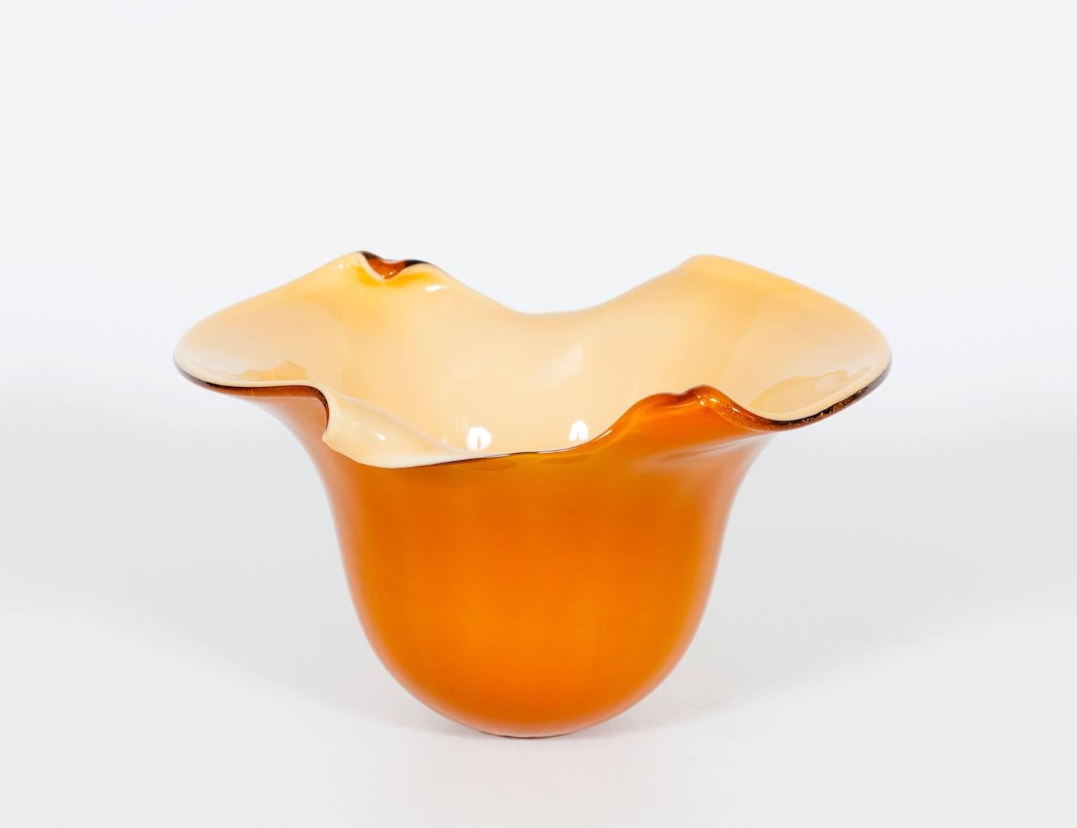 Elegant Italian Venetian bowl in Murano glass amber and gold with a very fantastic shape in very excellent original condition, circa 1980s.