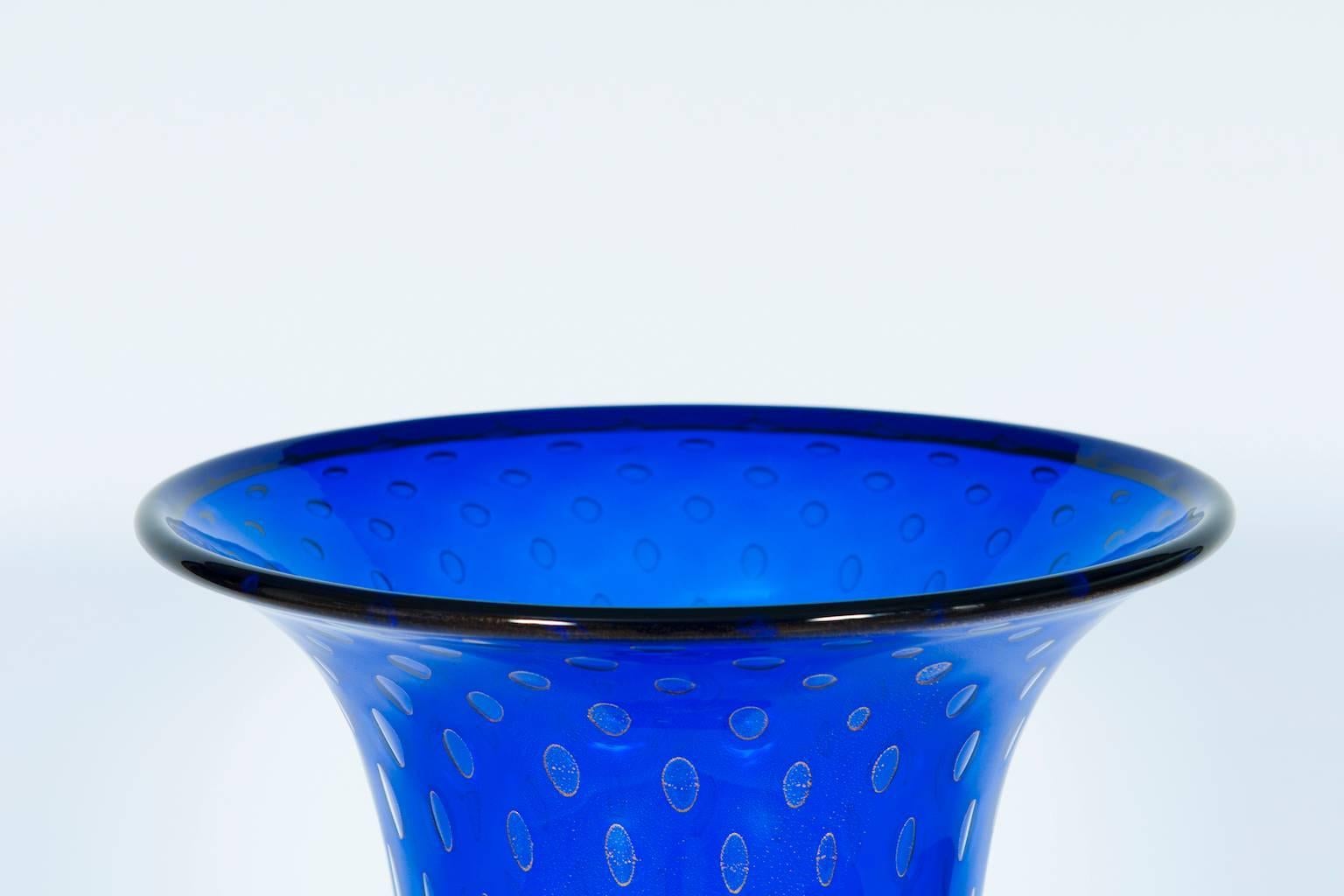 Milieu du XXe siècle Vase géant en verre de Murano couleur bleue et finitions dorées Italie années 1950 en vente