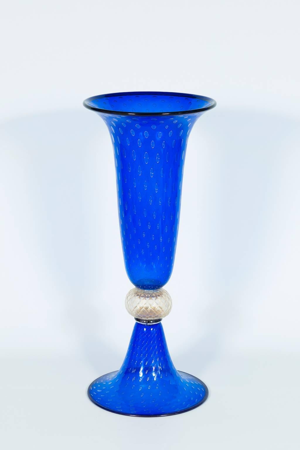 Giant Glass Vase in Murano Glass Blue color and Gold finishes Italy 1950s.
Amazing Italian Venetian Murano glass vase in blue and gold, composed by a base and a cup in blue color with gold bubbles submerged and within the middle a gold sphere.