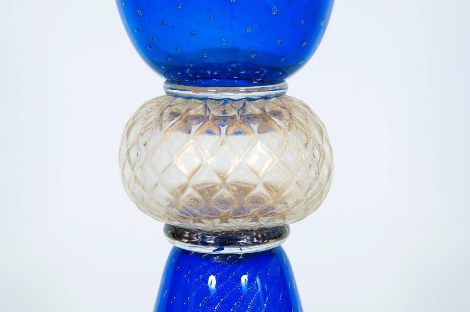 Fait main Vase géant en verre de Murano couleur bleue et finitions dorées Italie années 1950 en vente