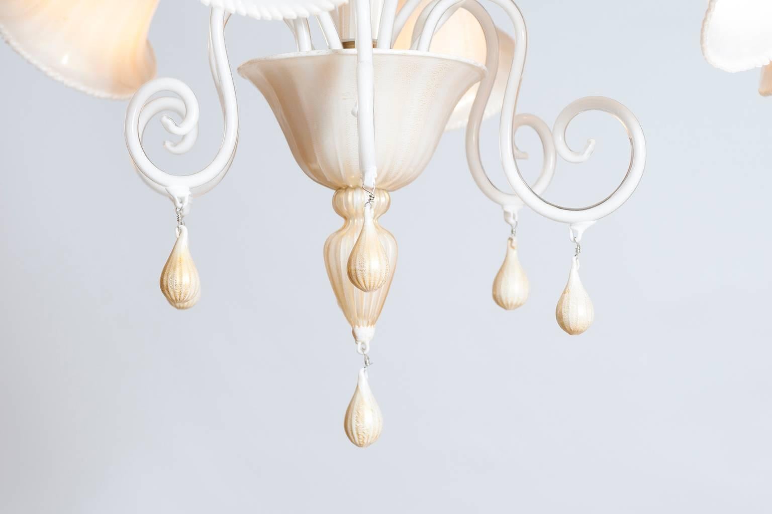 Mid-Century Modern Italian Venetian, Chandelier blown Murano Glass, Ivory & Gold 24K, Seguso, 1990s For Sale