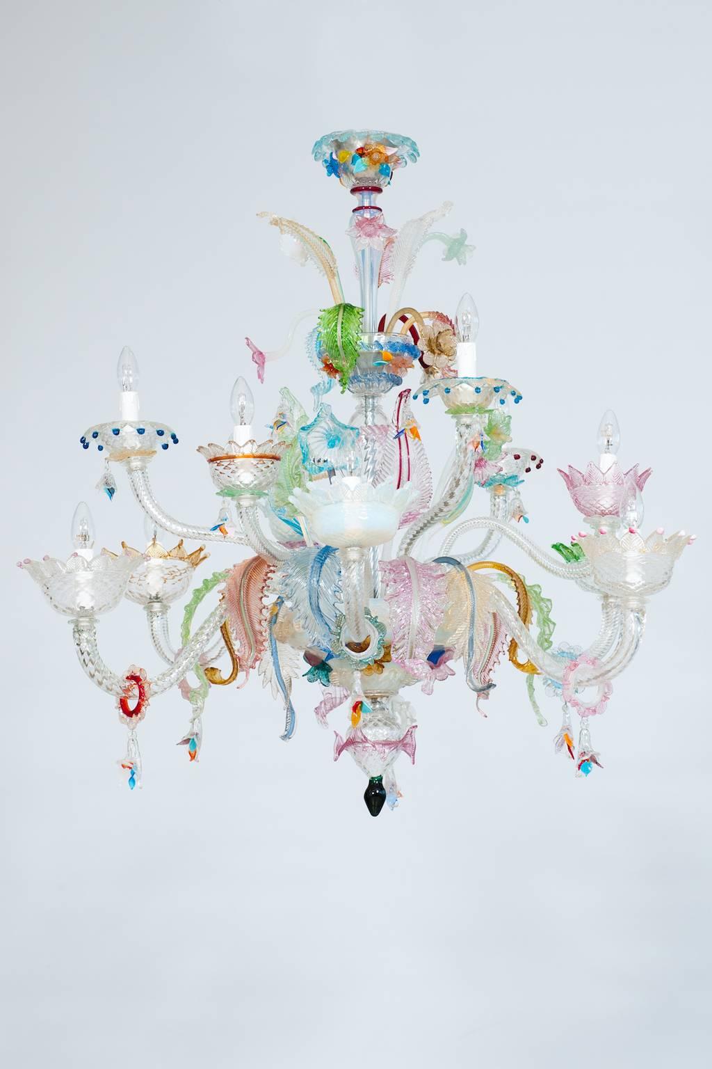 Beautiful and refined Italian Venetian chandelier in Murano glass in multicolor, in the style of Cenedese, made around 1970s, in very excellent original condition, composed by twelve arms and by two gardens composed by glass leafs and flowers, all