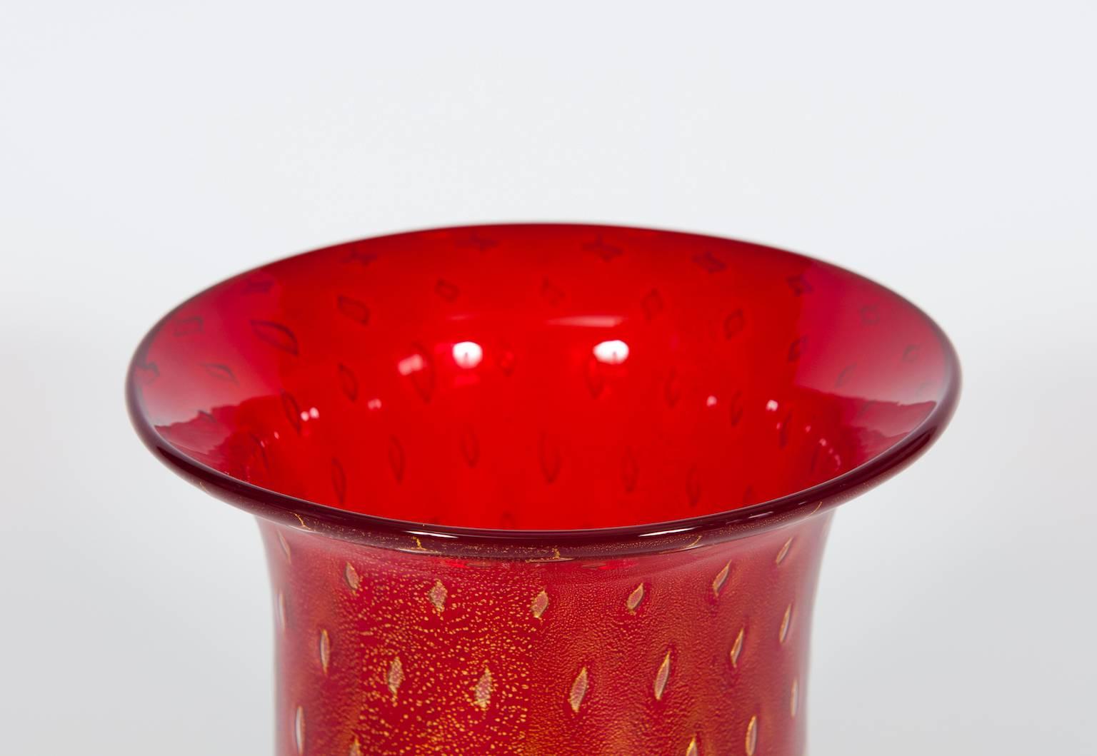 Italienische venezianische Vase aus Murano-Glas Rot und Gold 1980er Jahre (Ende des 20. Jahrhunderts) im Angebot
