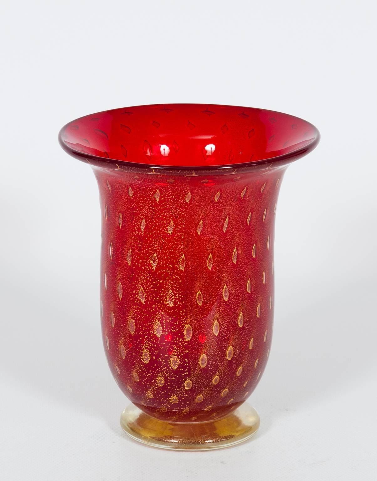 Italian Venetian Vase in Murano Glass Red and Gold 1980s, art deco.
Elegant Italian Venetian vase in Murano glass red and gold, composed by a gold base, with above a cup in red color with gold bubbles submerged. 
The masterpiece is entirely