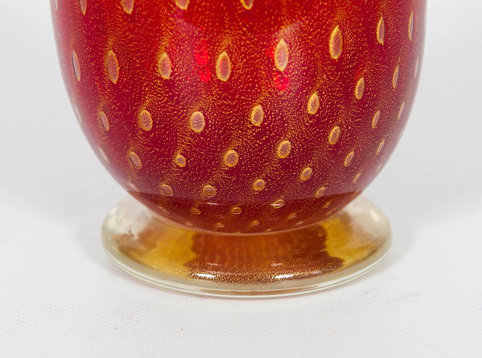 Italienische venezianische Vase aus Murano-Glas Rot und Gold 1980er Jahre (Handgefertigt) im Angebot